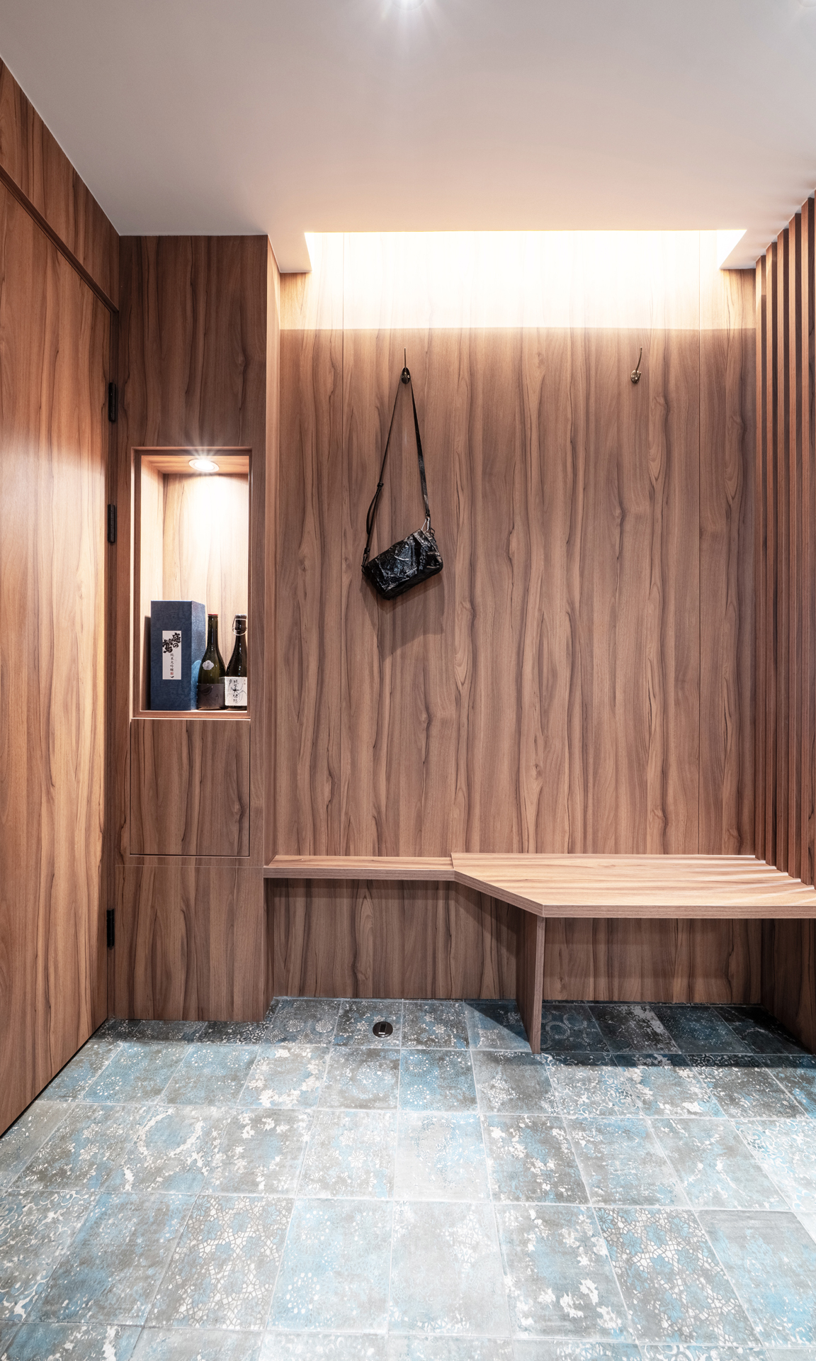 entrée murs bois avec banc sur mesure décoration contemporaine