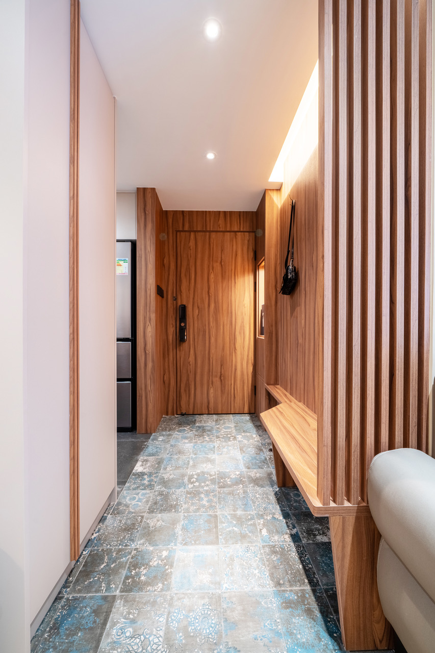 entrée murs bois avec banc sur mesure décoration contemporaine