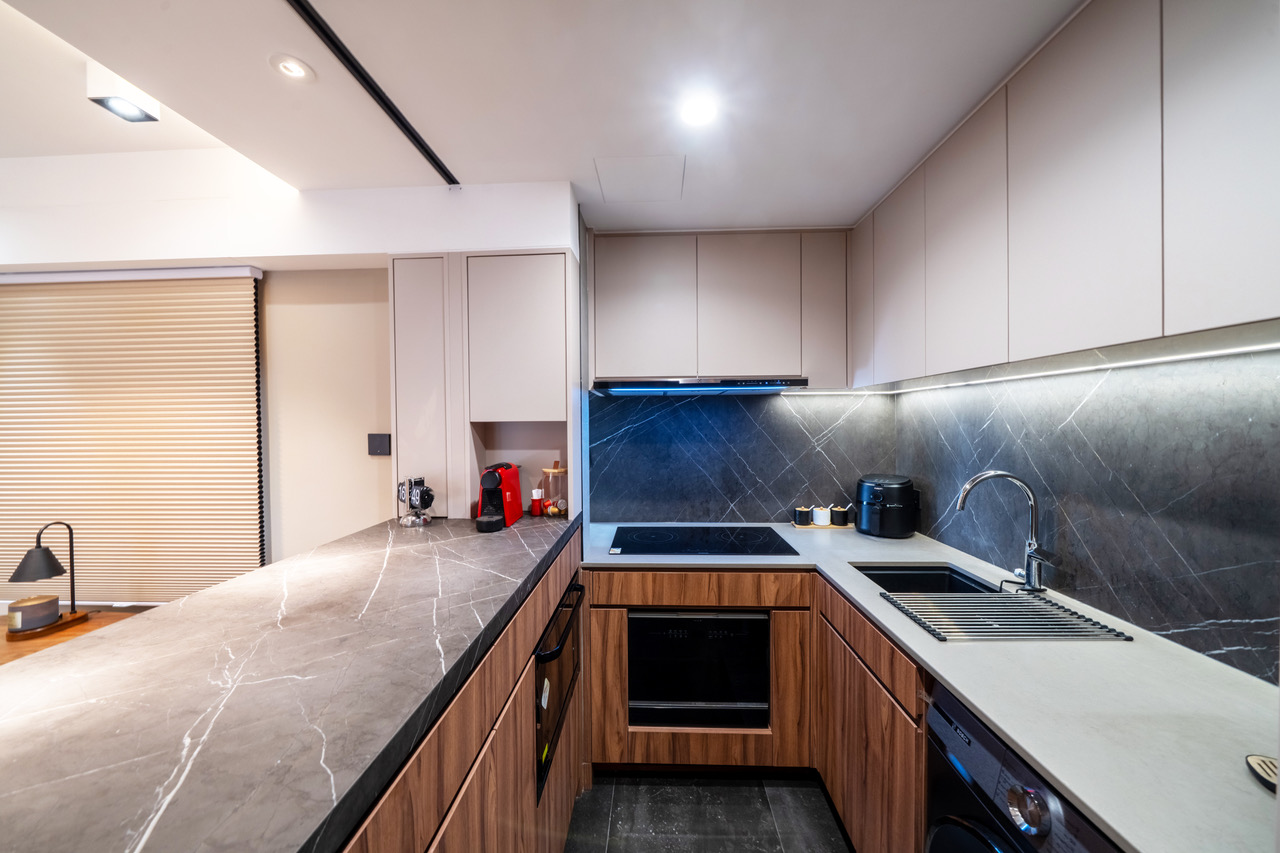cuisine semi ouverte appartement 44m2 décoration contemporaine grise et bois