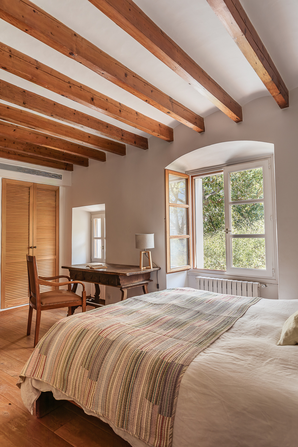 bedroom with beams rustic chic decor