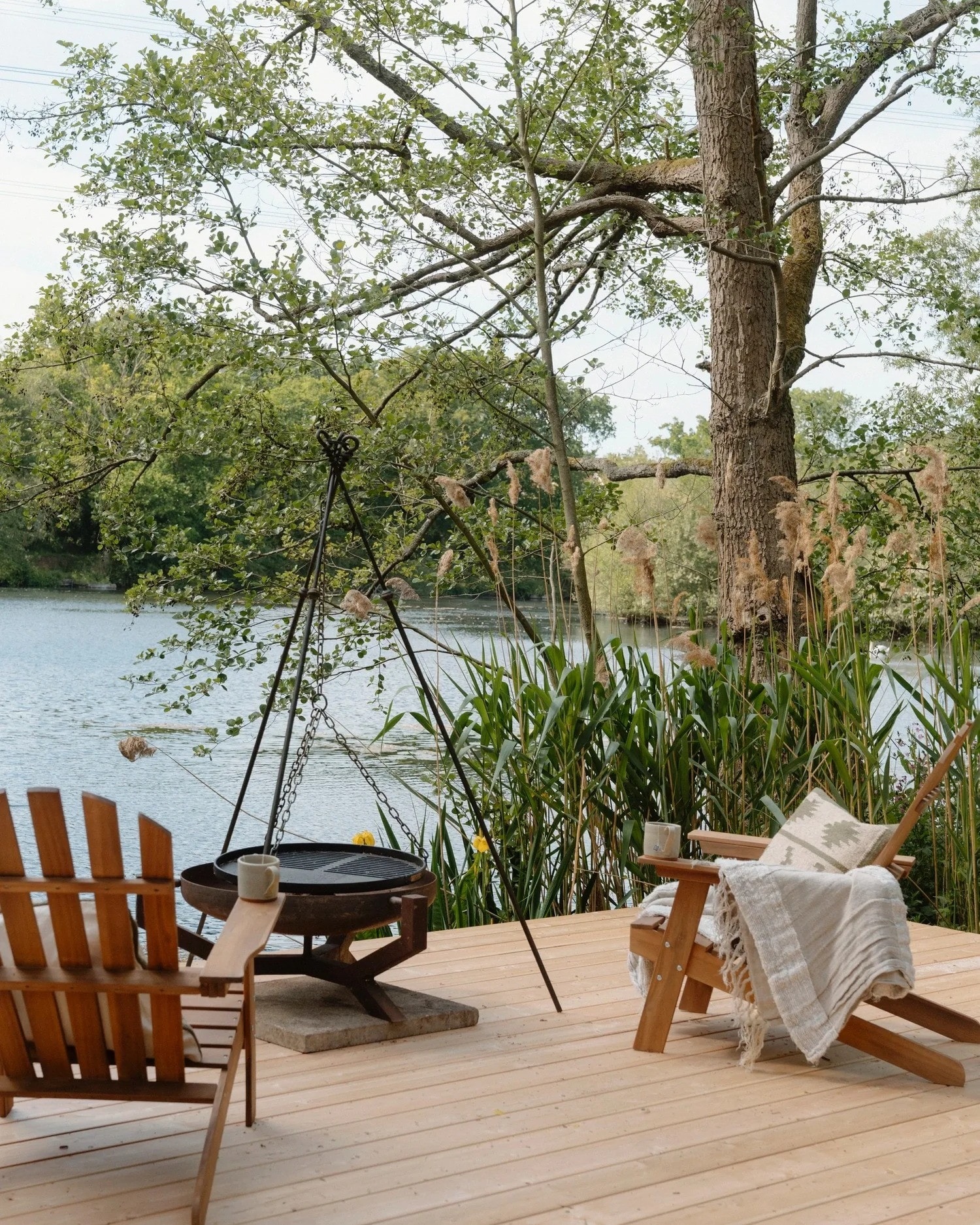 terrasse avec brasero sur lac fauteuils adirondack