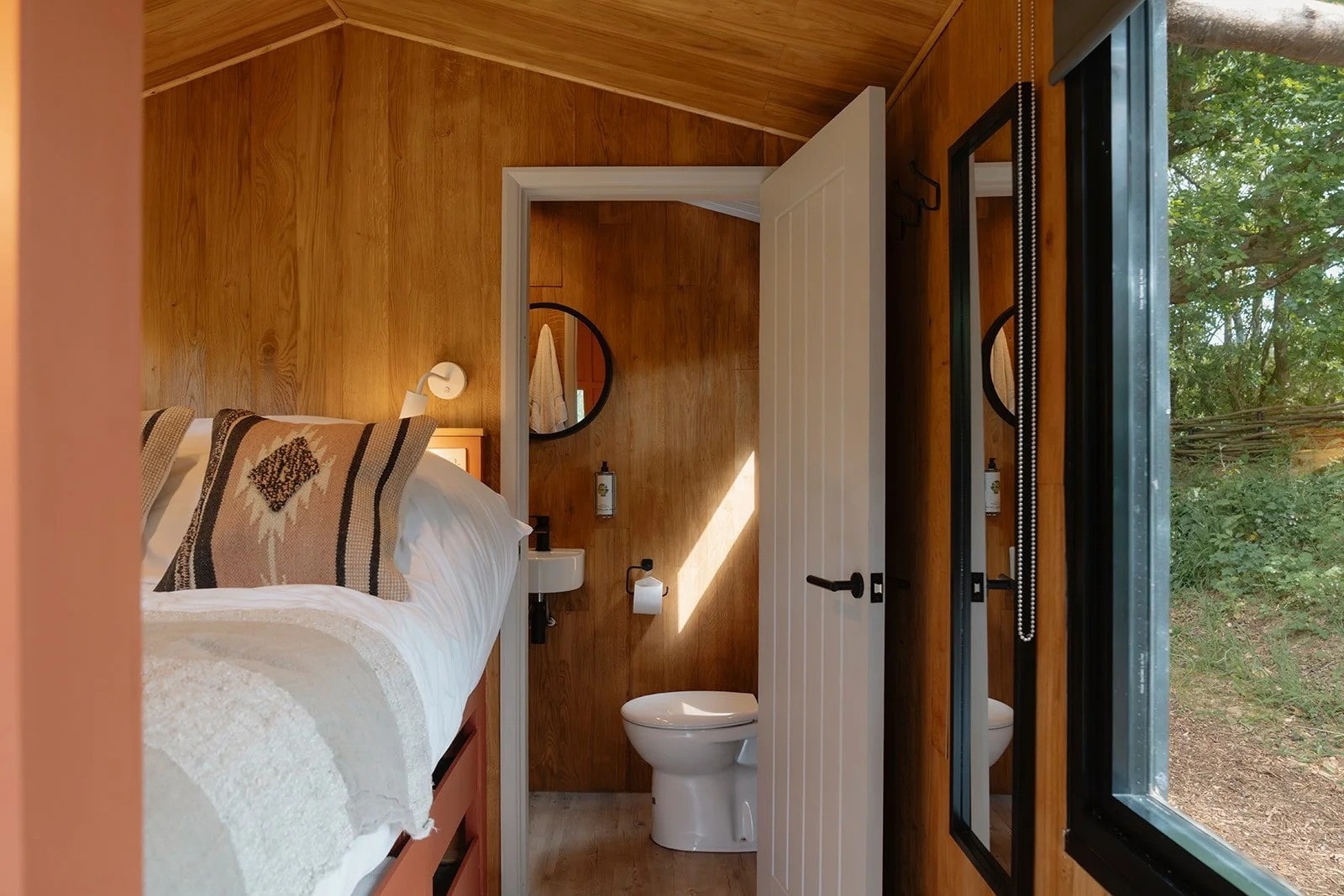 chambre avec salle de bain mini-maison scandinave dans la campagne anglaise Little Wren