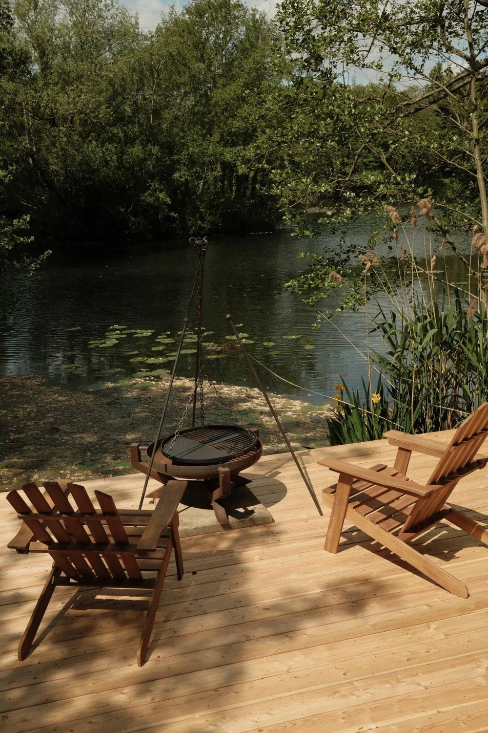 terrasse avec brasero sur lac fauteuils adirondack