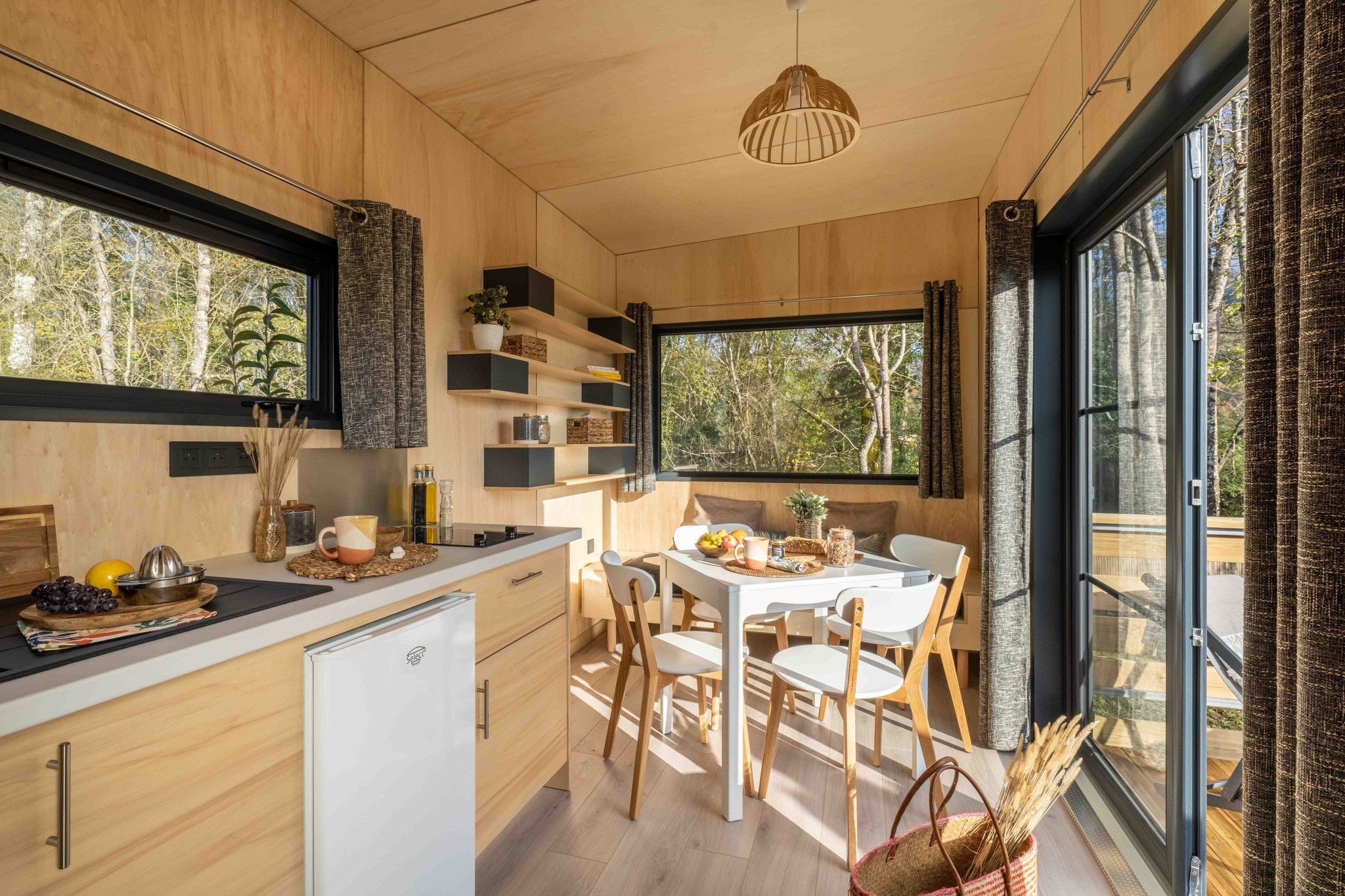 kitchen and dining room 18sqm French tiny house "L kitchen and dining room 18sqm French tiny house "L'indépendante" by Ideal Tiny