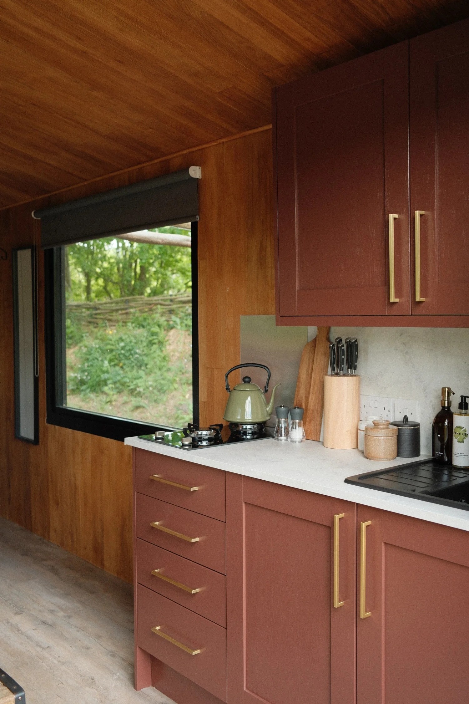 petite cuisine vieux rose mini-maison scandinave dans la campagne anglaise Little Wren
