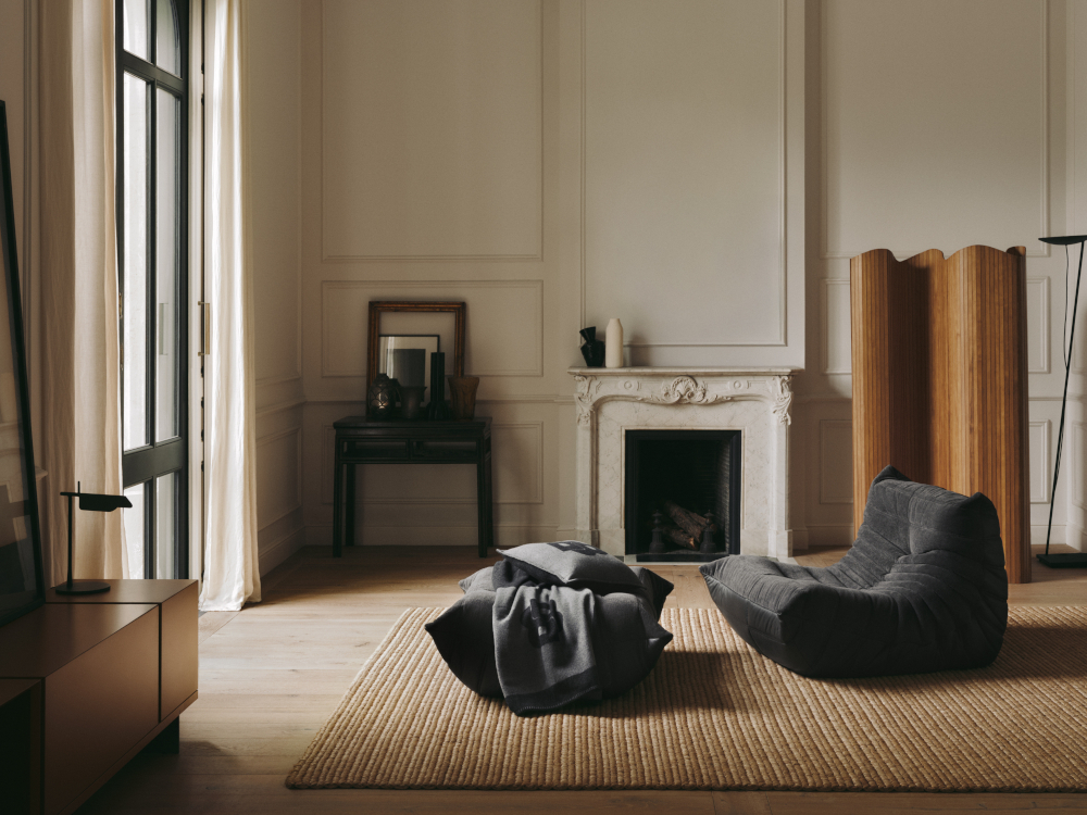 salon appartement haussmannien décor contemporain avec cheminée ancienne