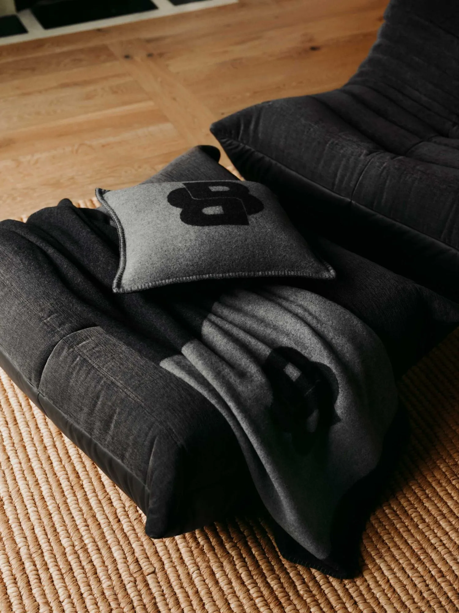 canapé Togo x Hugo Boss version grise ligne Roset