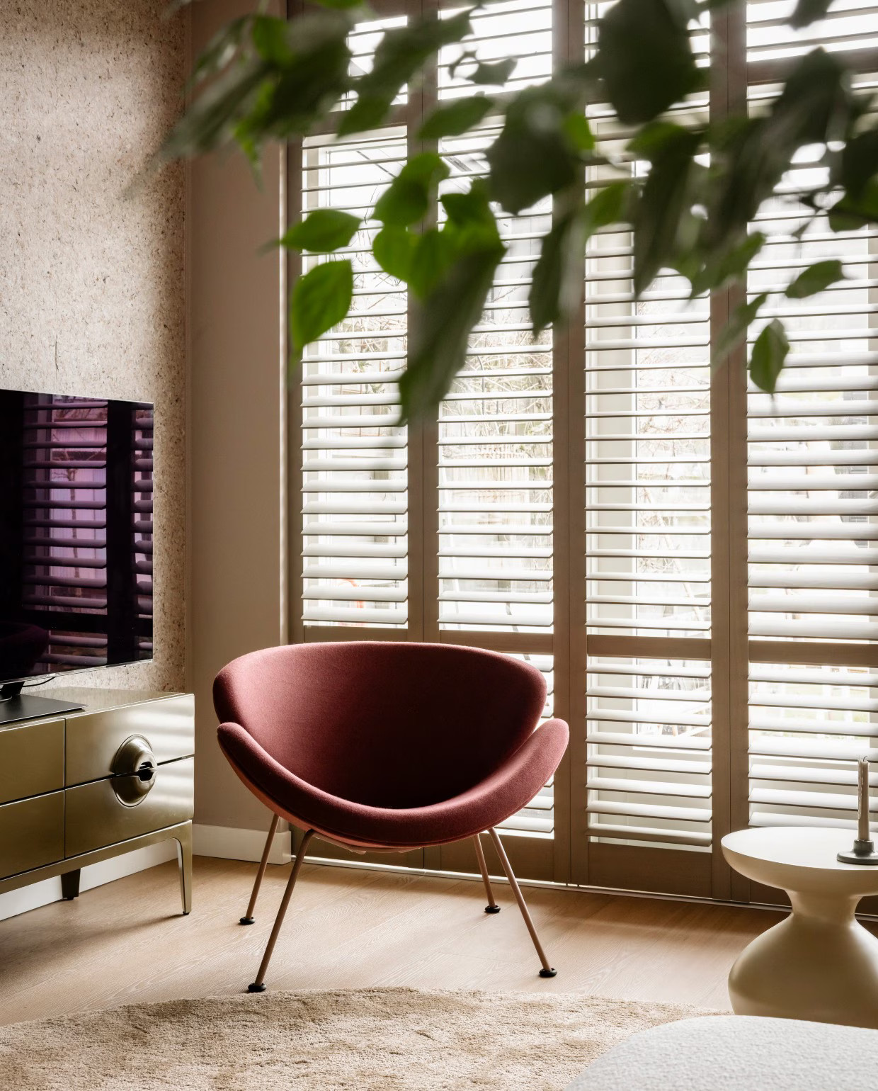 salon avec fauteuil design rouge