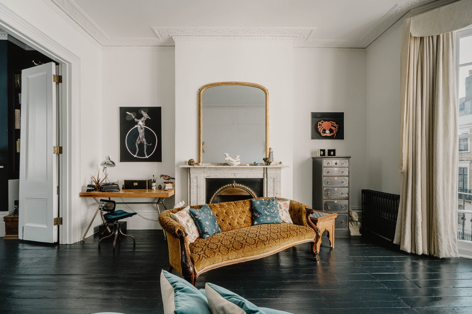 living room with fireplace English Regency-style house Brighton vintage decor living room with fireplace English Regency-style house Brighton vintage decor