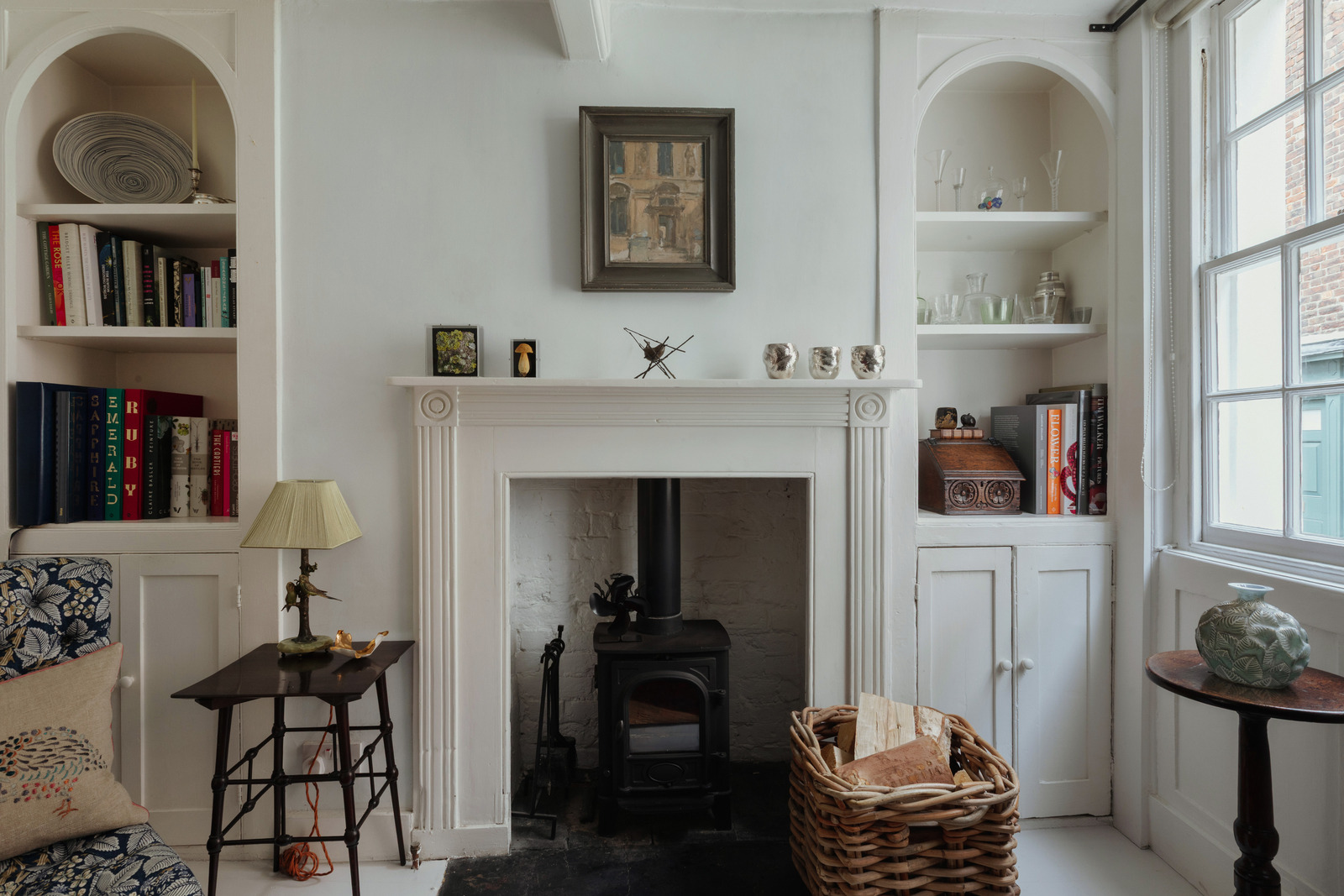 salon avec cheminée décoration rustique chic petite maison victorienne de 41m2