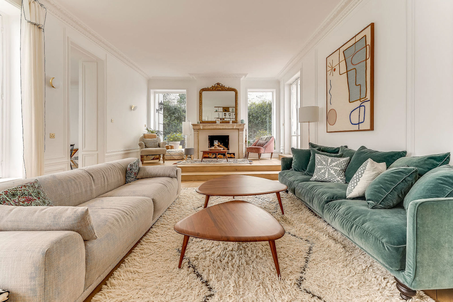 salon avec cheminée décoration contemporaine appartement haussmannien avec une grande terrasse
