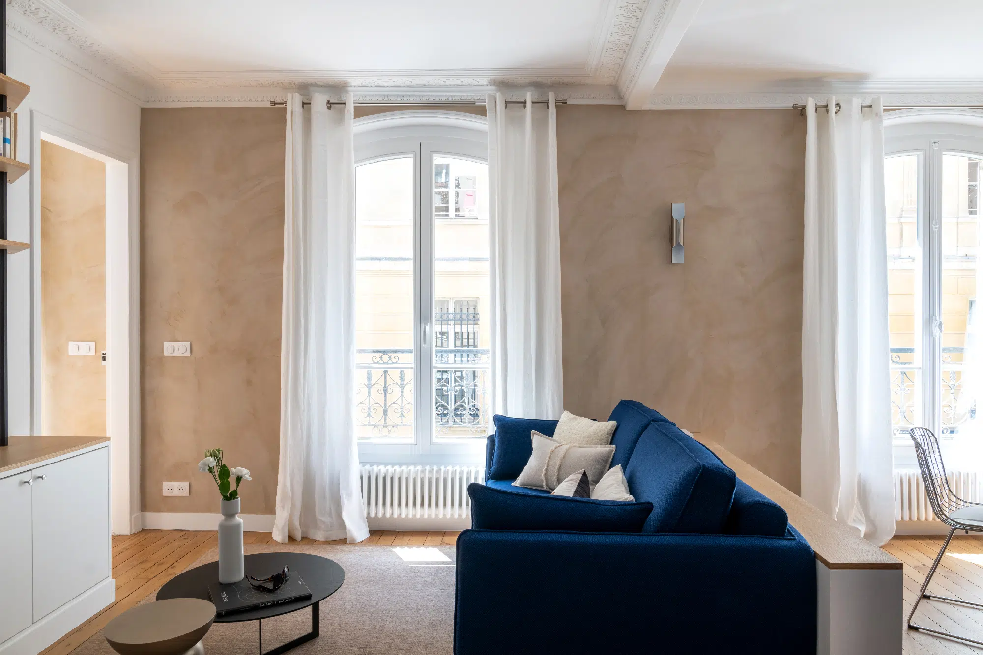 salon avec moulures appartement haussmannien de 46m2 rénové en bleu Klein Photo : ©Agathe Tissier salon avec moulures appartement haussmannien de 46m2 rénové en bleu Klein Photo : ©Agathe Tissier