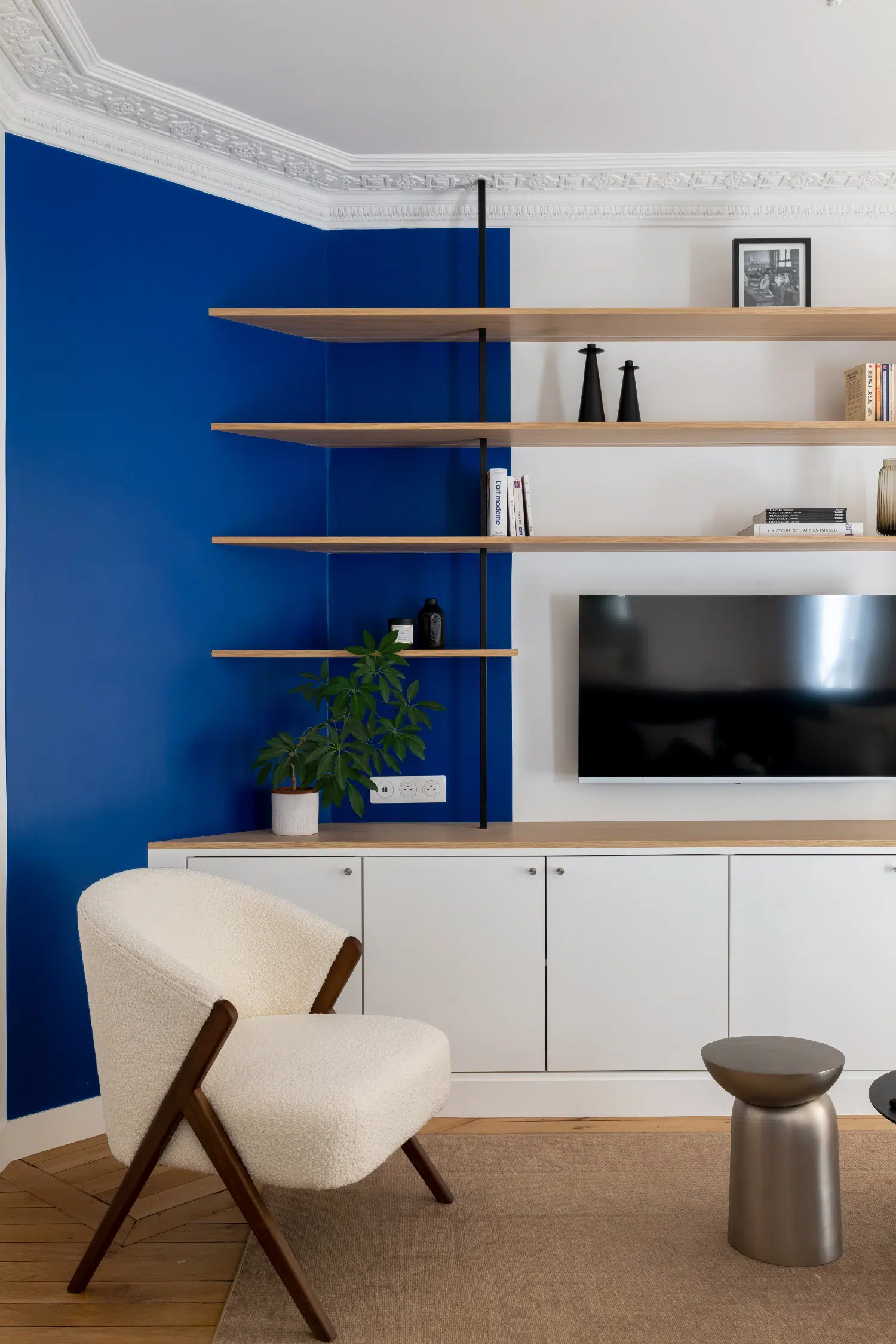 salon avec moulures appartement haussmannien de 46m2 rénové en bleu Klein Photo : ©Agathe Tissier salon avec moulures appartement haussmannien de 46m2 rénové en bleu Klein Photo : ©Agathe Tissier