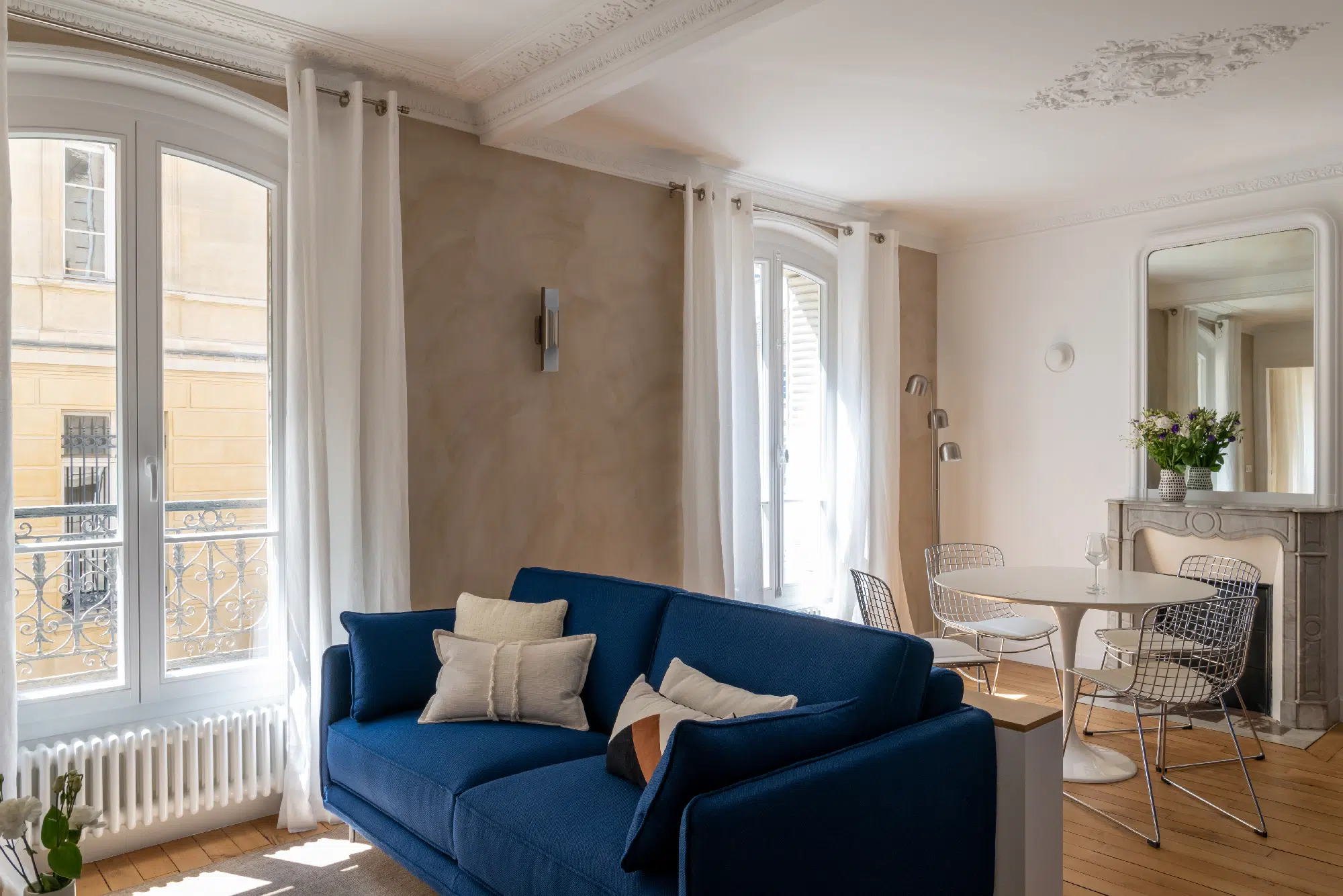 salon avec moulures et cheminée ancienne en marbre appartement haussmannien de 46m2 rénové en bleu Klein Photo : ©Agathe Tissier salon avec moulures et cheminée ancienne en marbre appartement haussmannien de 46m2 rénové en bleu Klein Photo : ©Agathe Tissier