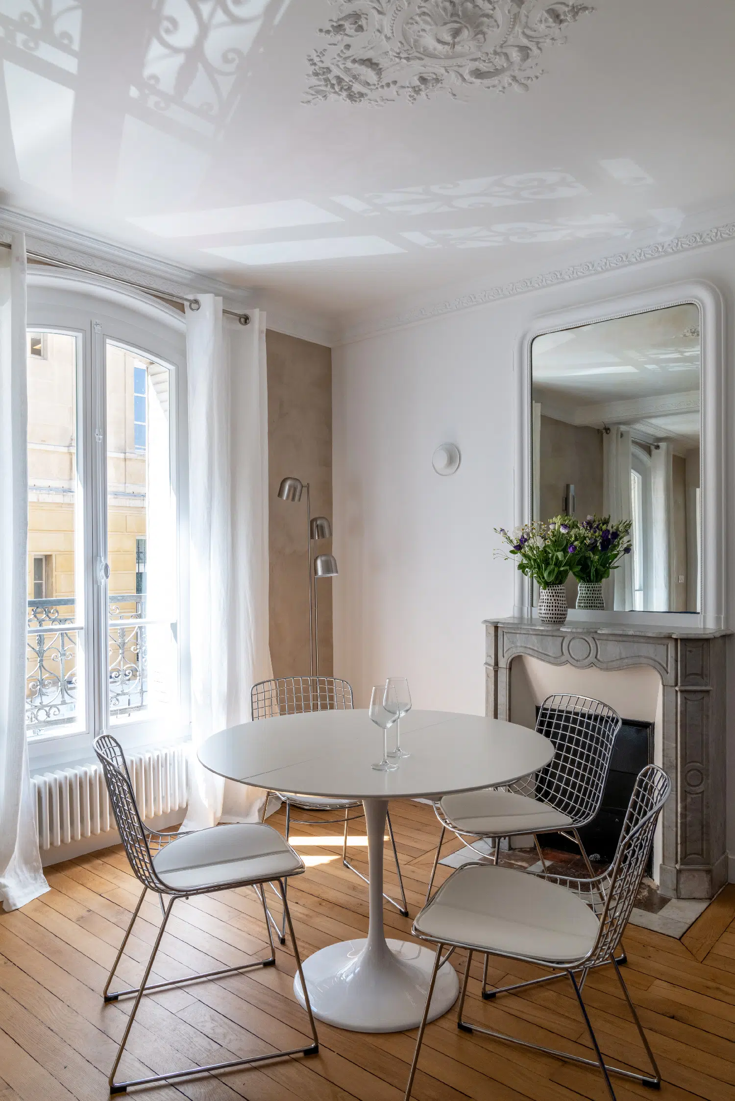 salle à manger avec moulures et cheminée ancienne en marbre appartement haussmannien de 46m2 rénové en bleu Klein Photo : ©Agathe Tissier salle à manger avec moulures et cheminée ancienne en marbre appartement haussmannien de 46m2 rénové en bleu Klein Photo : ©Agathe Tissier