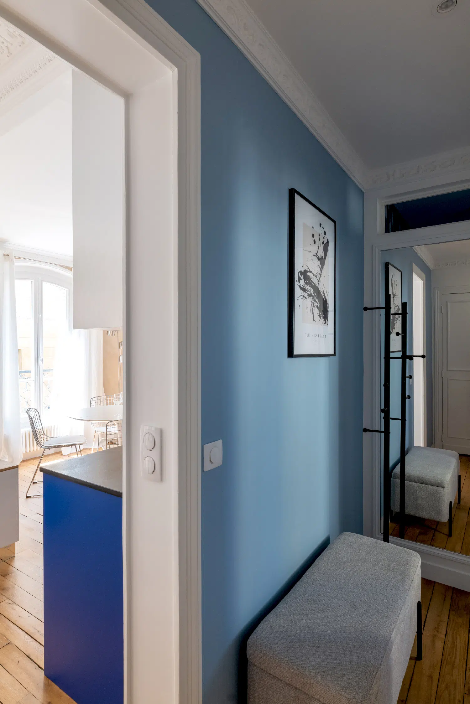 couloir avec moulures appartement haussmannien de 46m2 rénové en bleu Klein Photo : ©Agathe Tissier couloir avec moulures appartement haussmannien de 46m2 rénové en bleu Klein Photo : ©Agathe Tissier