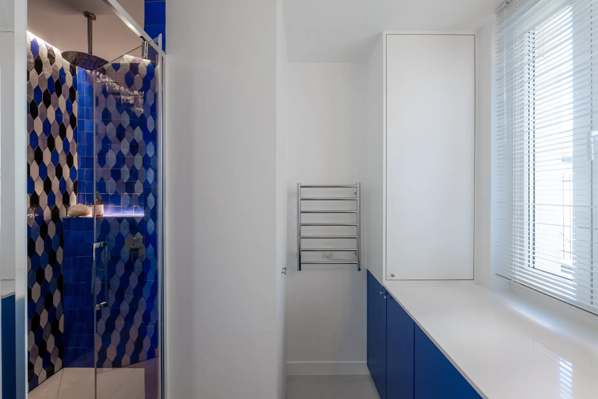 salle de bain avec zelliges appartement haussmannien de 46m2 rénové en bleu Klein Photo : ©Agathe Tissier salle de bain avec zelliges appartement haussmannien de 46m2 rénové en bleu Klein Photo : ©Agathe Tissier