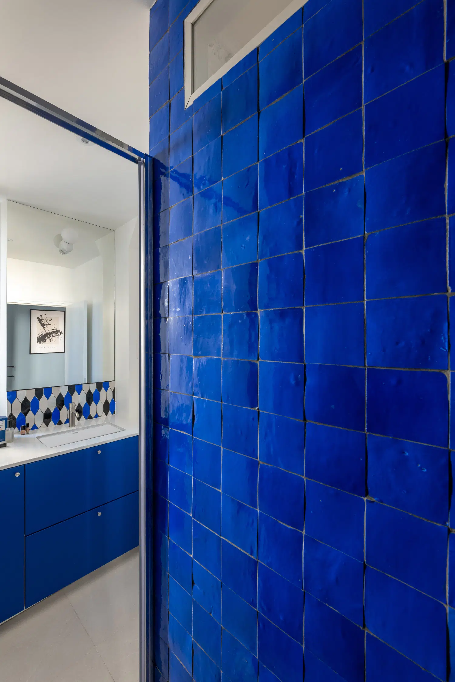salle de bain avec zelliges appartement haussmannien de 46m2 rénové en bleu Klein Photo : ©Agathe Tissier salle de bain avec zelliges appartement haussmannien de 46m2 rénové en bleu Klein Photo : ©Agathe Tissier