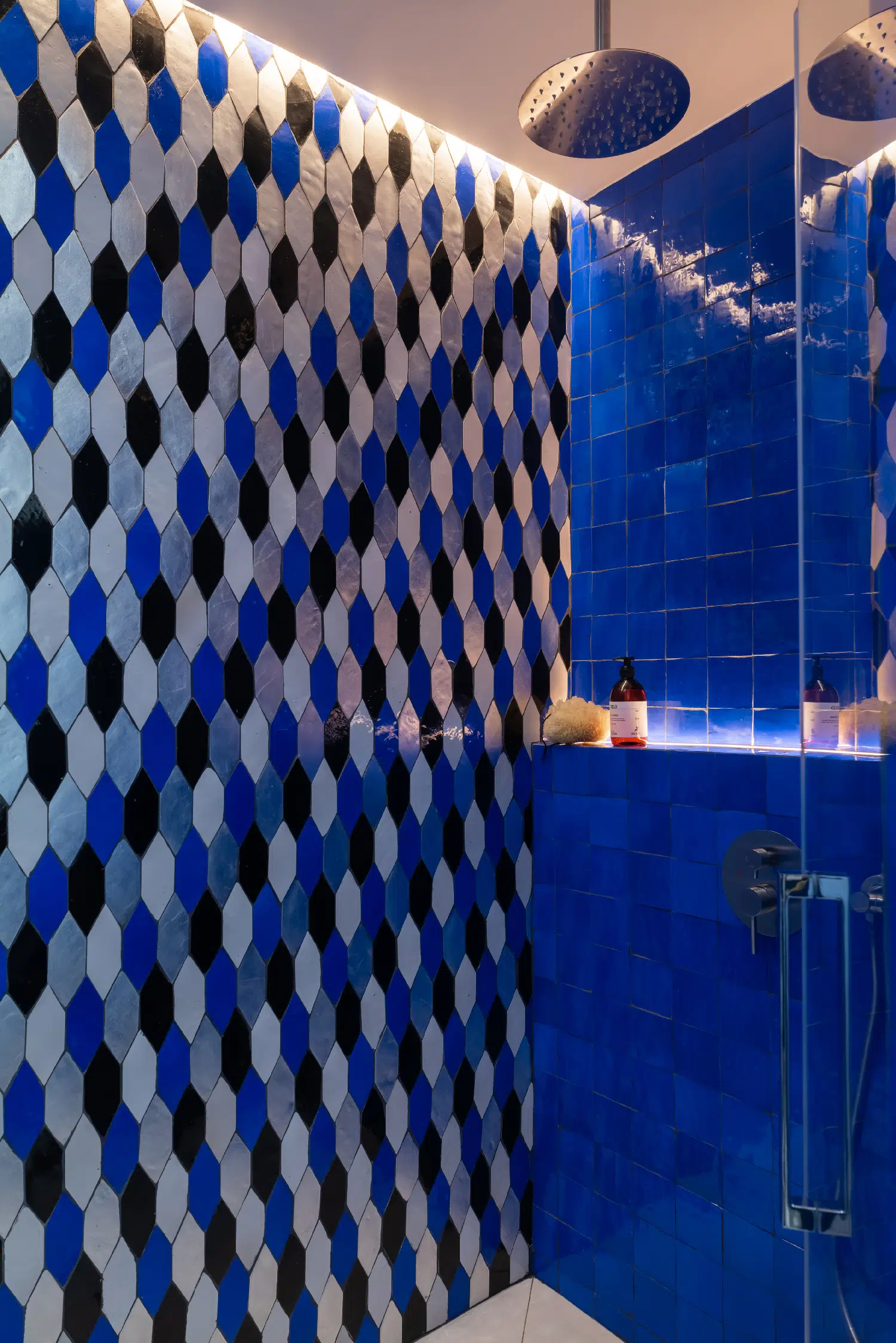 salle de bain avec zelliges appartement haussmannien de 46m2 rénové en bleu Klein Photo : ©Agathe Tissier salle de bain avec zelliges appartement haussmannien de 46m2 rénové en bleu Klein Photo : ©Agathe Tissier