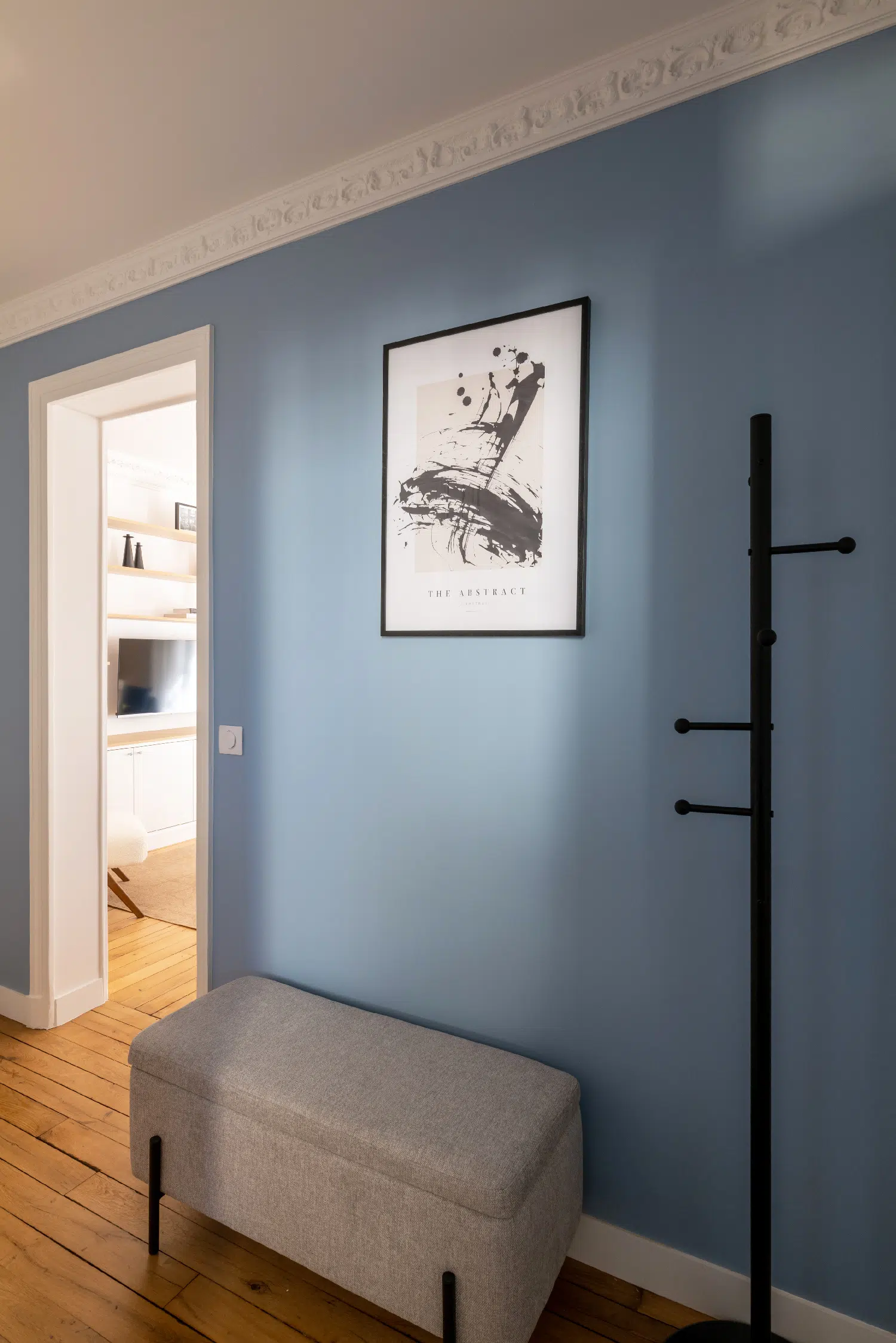 entrée avec moulures appartement haussmannien de 46m2 rénové en bleu Klein Photo : ©Agathe Tissier entrée avec moulures appartement haussmannien de 46m2 rénové en bleu Klein Photo : ©Agathe Tissier