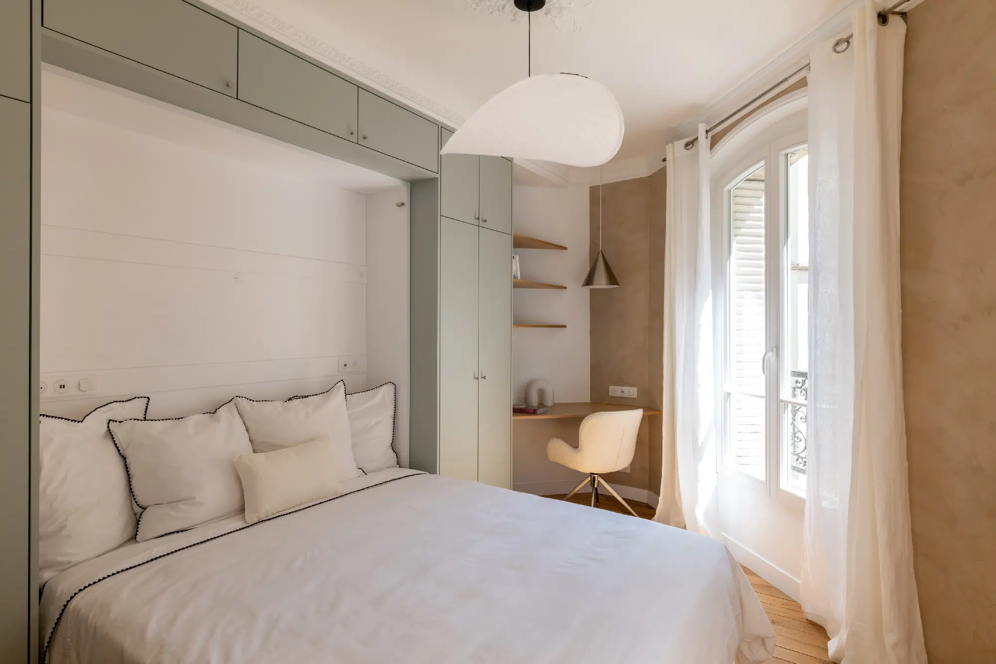chambre avec espace bureau et lit escamotable appartement haussmannien de 46m2 rénové en bleu Klein Photo : ©Agathe Tissier chambre avec espace bureau et lit escamotable appartement haussmannien de 46m2 rénové en bleu Klein Photo : ©Agathe Tissier