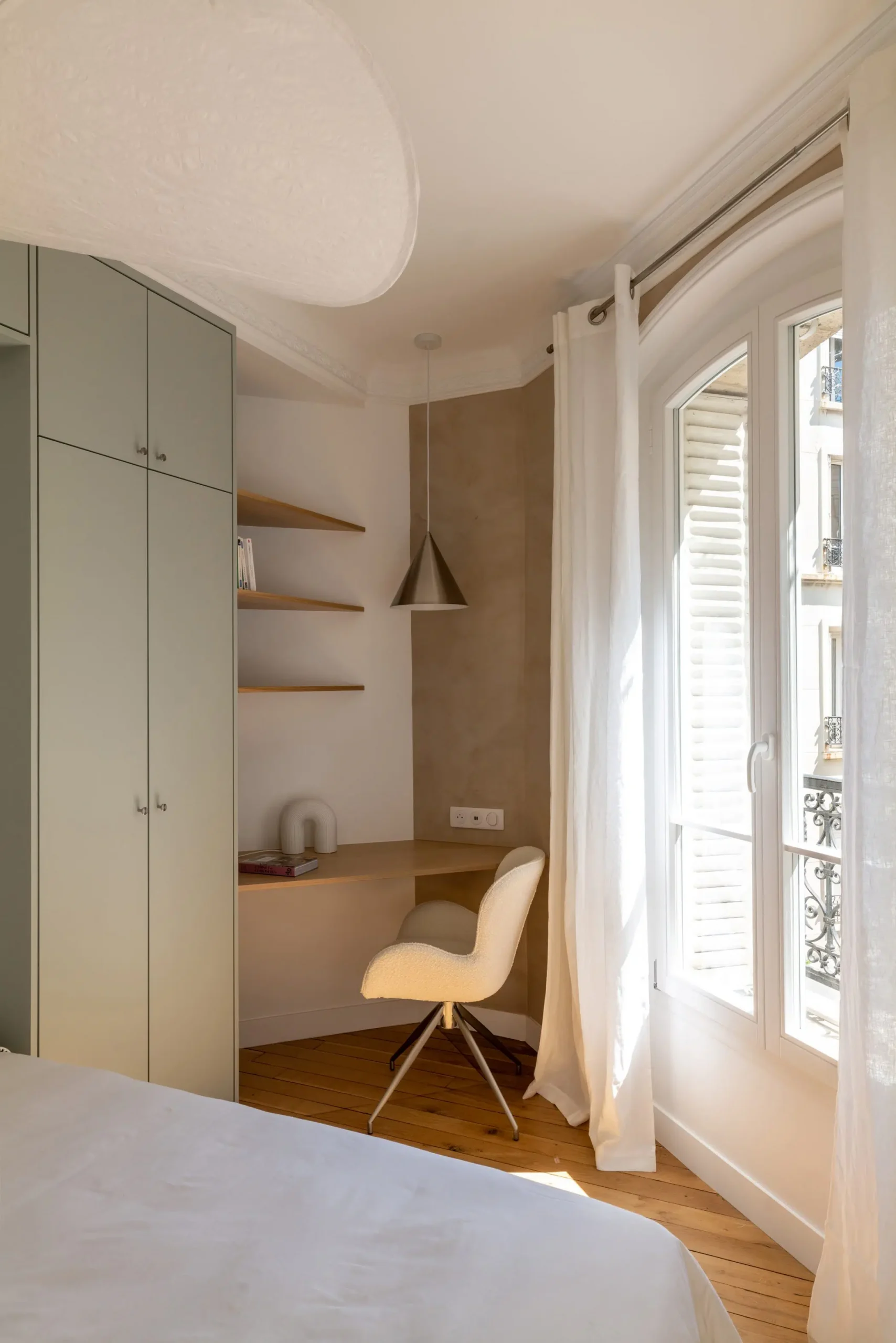 chambre avec espace bureau et lit escamotable appartement haussmannien de 46m2 rénové en bleu Klein Photo : ©Agathe Tissier chambre avec espace bureau et lit escamotable appartement haussmannien de 46m2 rénové en bleu Klein Photo : ©Agathe Tissier