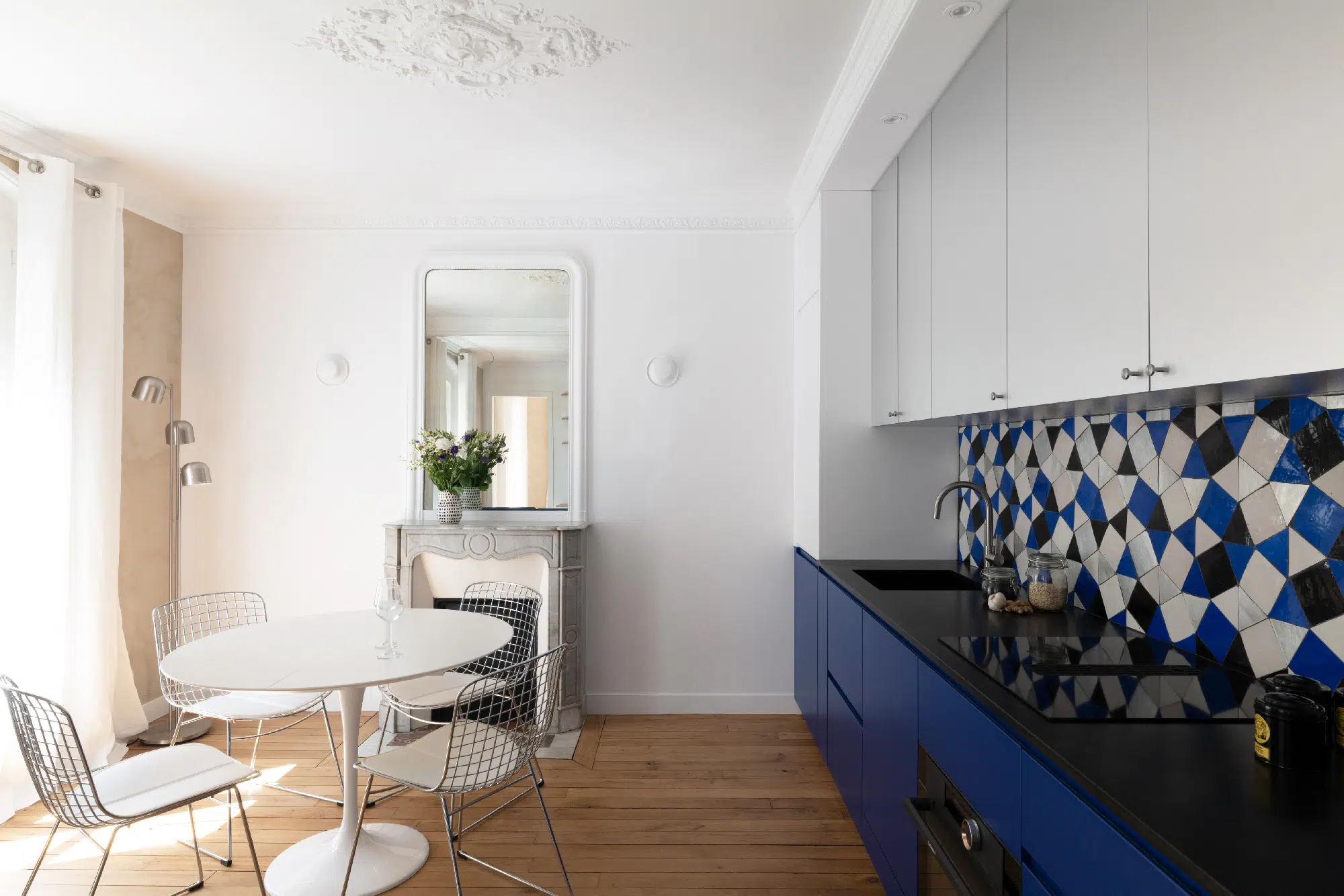 salle à manger avec moulures et cuisine appartement haussmannien de 46m2 rénové en bleu Klein Photo : ©Agathe Tissier salle à manger avec moulures et cuisine appartement haussmannien de 46m2 rénové en bleu Klein Photo : ©Agathe Tissier