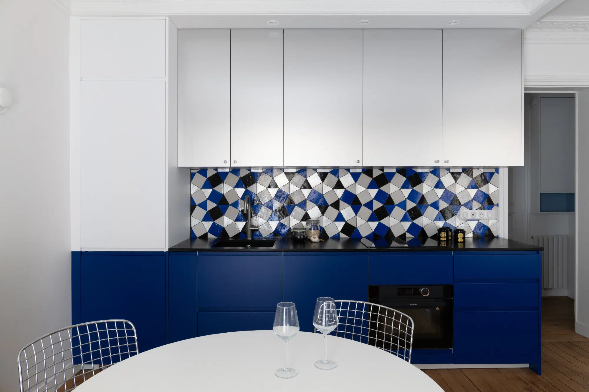 salle à manger avec moulures et cuisine appartement haussmannien de 46m2 rénové en bleu Klein Photo : ©Agathe Tissier salle à manger avec moulures et cuisine appartement haussmannien de 46m2 rénové en bleu Klein Photo : ©Agathe Tissier