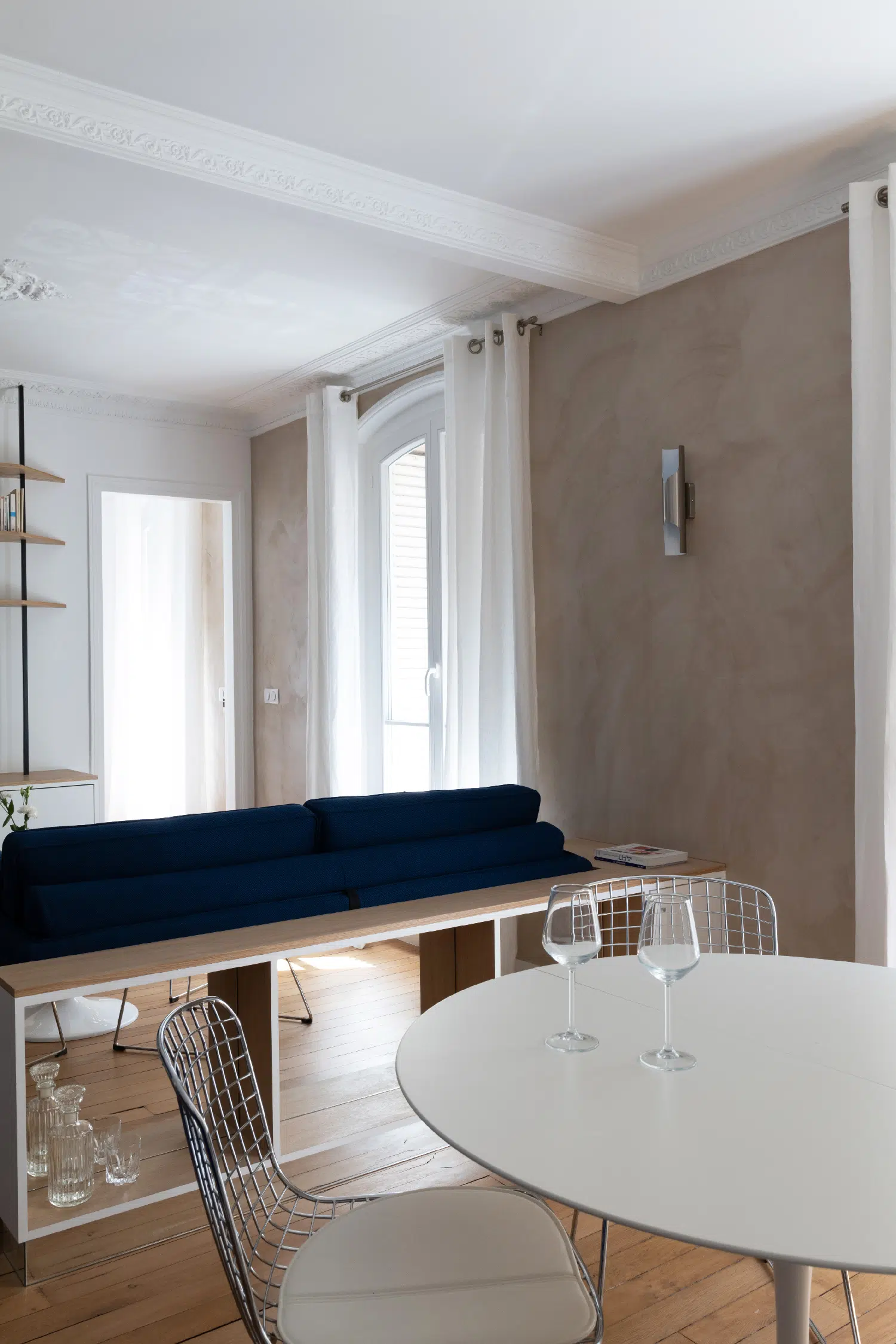 salon avec moulures appartement haussmannien de 46m2 rénové en bleu Klein Photo : ©Agathe Tissier salon avec moulures appartement haussmannien de 46m2 rénové en bleu Klein Photo : ©Agathe Tissier
