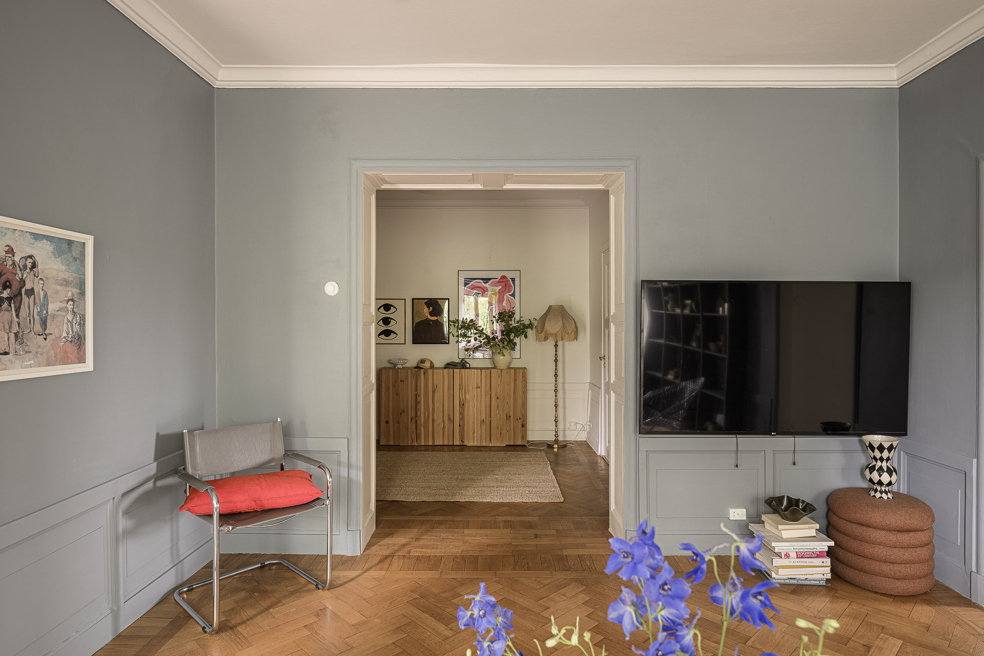 salon murs bleus parquet ancien moulures appartement Stockholm décoration scandinave salon murs bleus parquet ancien moulures appartement Stockholm décoration scandinave