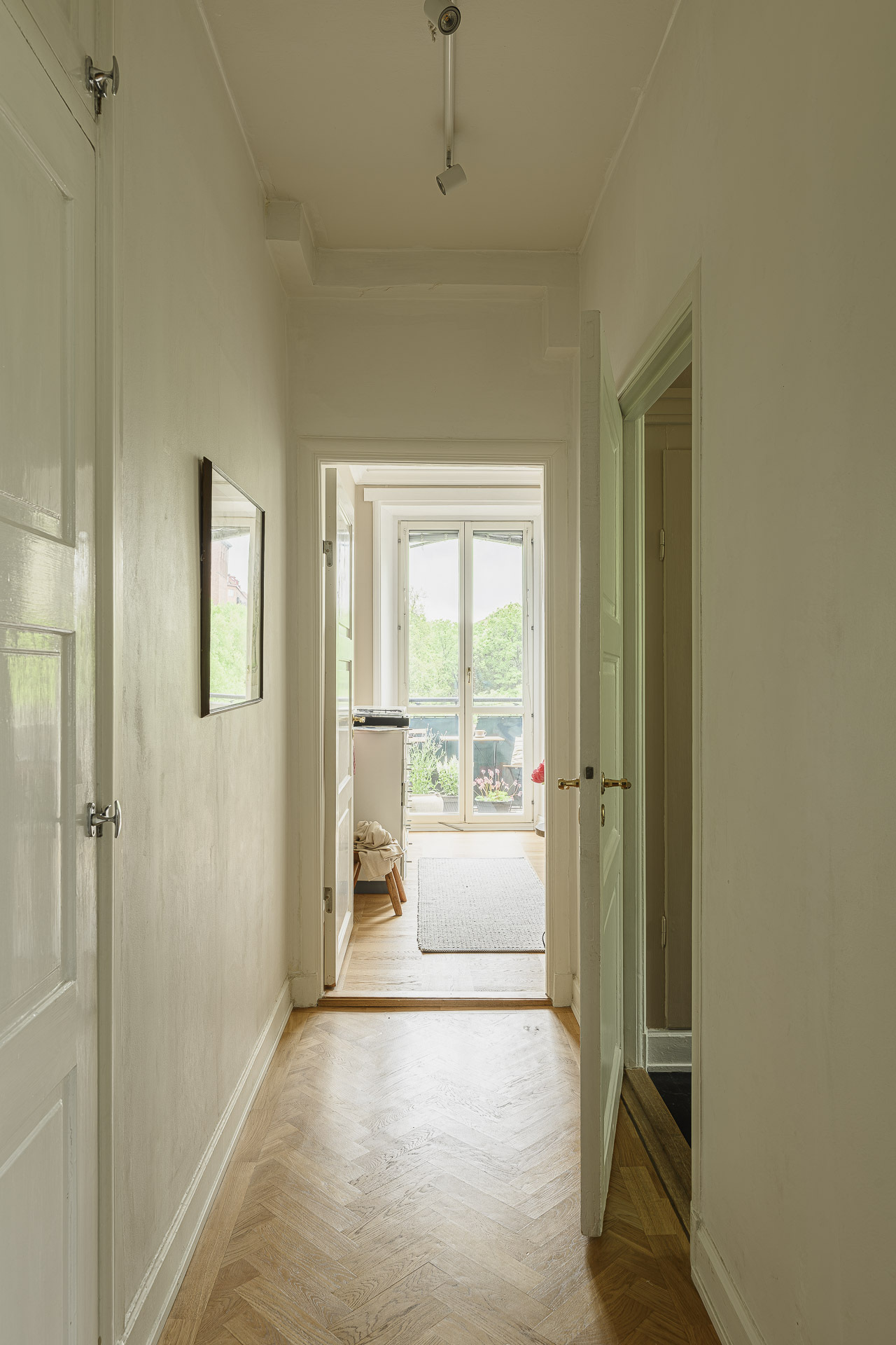 couloir parquet ancien moulures appartement Stockholm couloir parquet ancien moulures appartement Stockholm