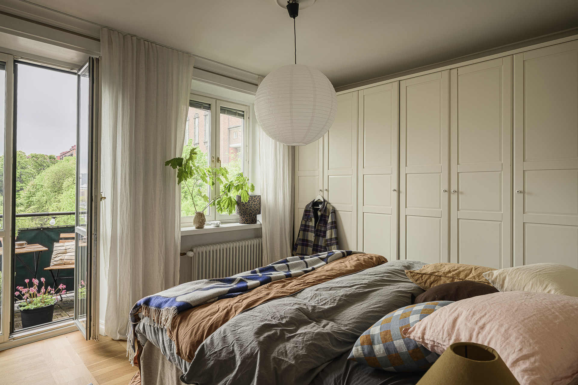 chambre avec balcon appartement Stockholm décoration scandinave chambre avec balcon appartement Stockholm décoration scandinave
