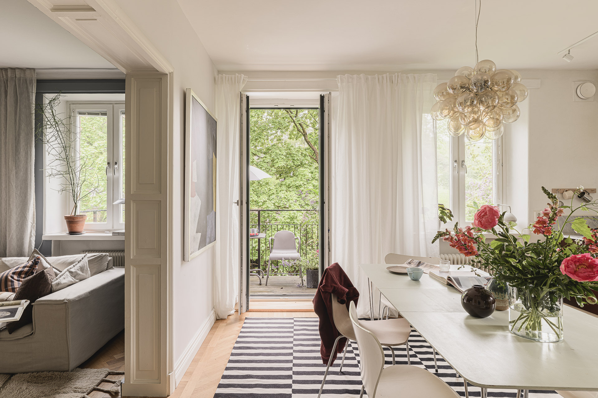 salle à manger avec balcon parquet ancien moulures appartement Stockholm décoration scandinave salle à manger avec balcon parquet ancien moulures appartement Stockholm décoration scandinave