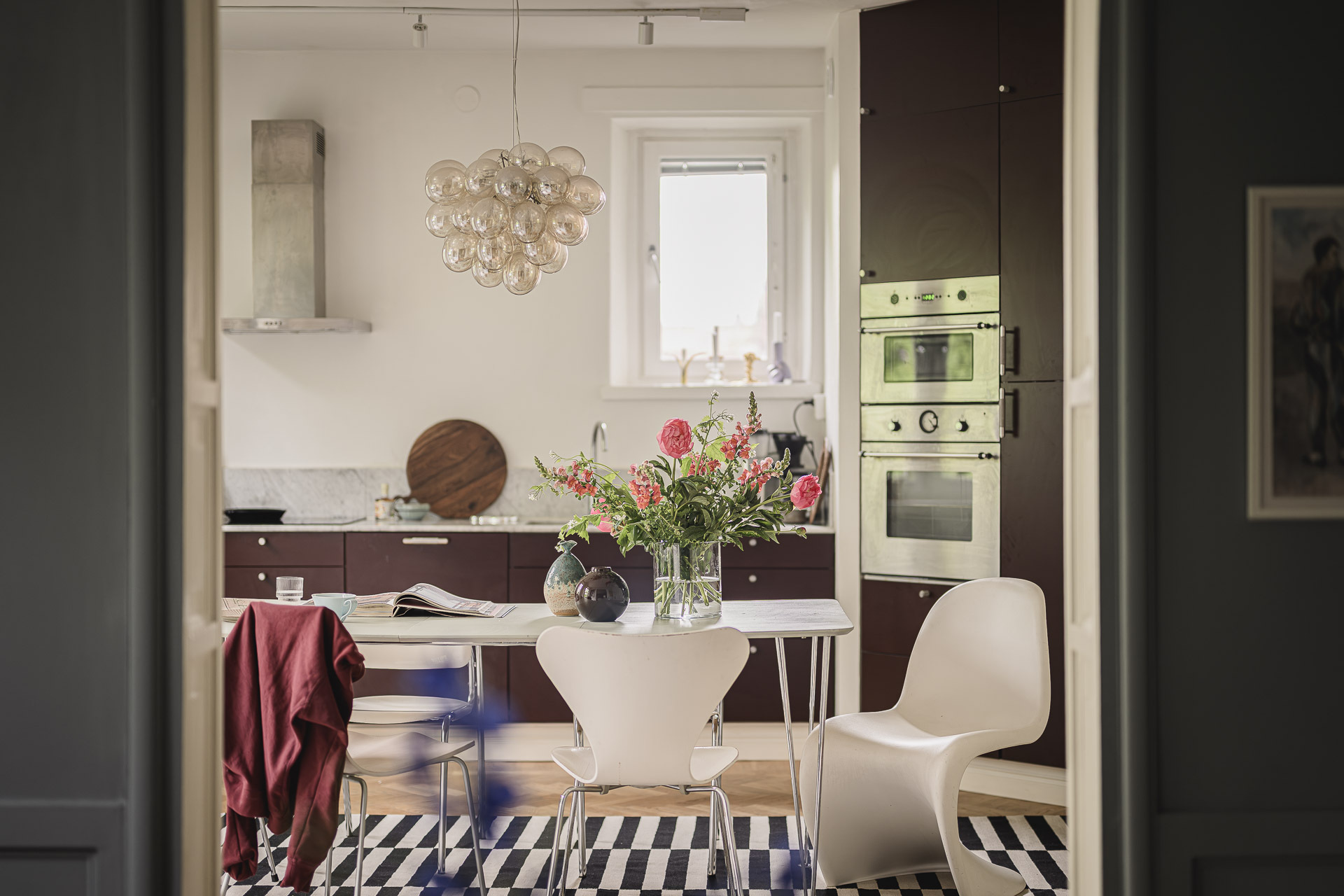 cuisine ouverte et salle à manger parquet ancien moulures appartement Stockholm décoration scandinave cuisine ouverte et salle à manger parquet ancien moulures appartement Stockholm décoration scandinave
