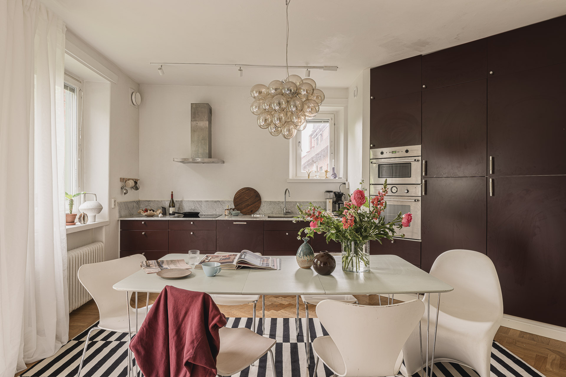 cuisine ouverte et salle à manger parquet ancien moulures appartement Stockholm décoration scandinave cuisine ouverte et salle à manger parquet ancien moulures appartement Stockholm décoration scandinave