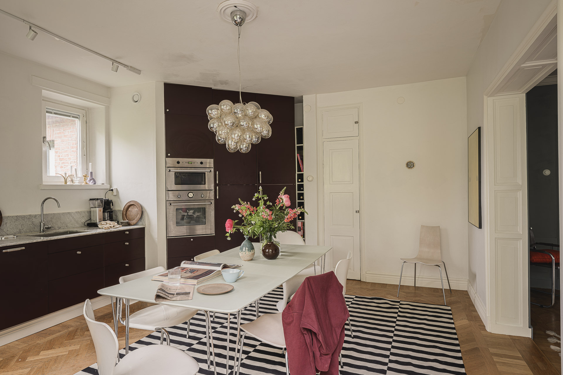 cuisine ouverte et salle à manger parquet ancien moulures appartement Stockholm décoration scandinave cuisine ouverte et salle à manger parquet ancien moulures appartement Stockholm décoration scandinave