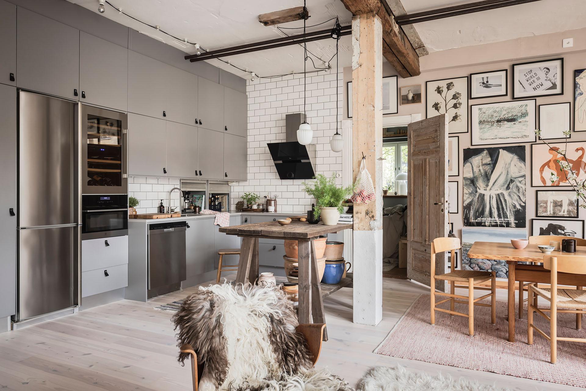 cuisine ouverte et salon avec murs briques anciennes et poutres appartement 80m2 décoration scandinave cuisine ouverte et salon avec murs briques anciennes et poutres appartement 80m2 décoration scandinave