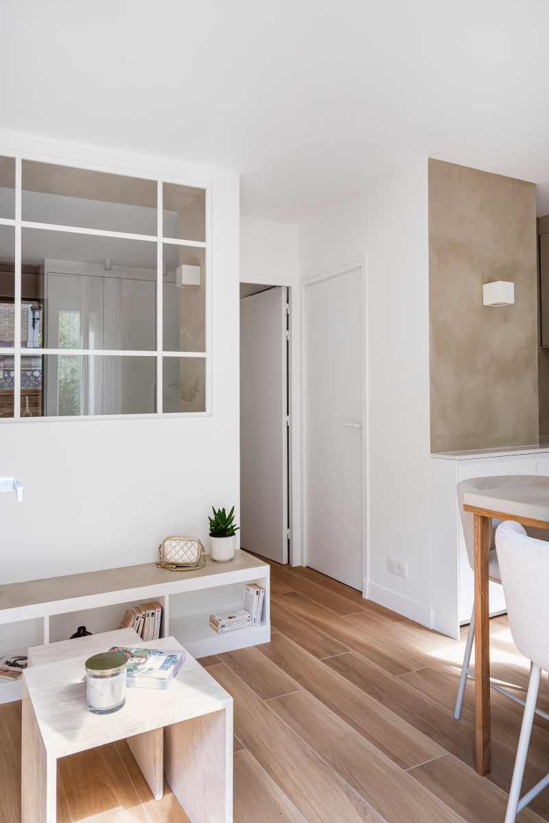 salon avec verrière rénovation appartement 28m2 avec jardin près de Paris décoration contemporaine beige Photo : © Julien Pépy salon avec verrière rénovation appartement 28m2 avec jardin près de Paris décoration contemporaine beige Photo : © Julien Pépy