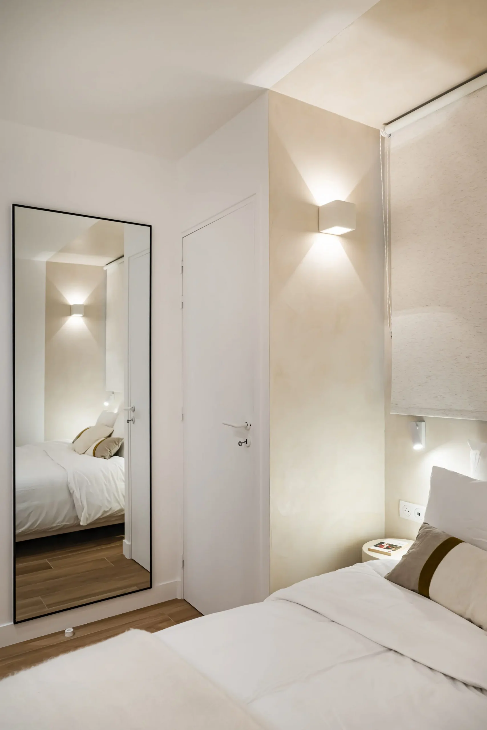 chambre rénovation appartement 28m2 avec jardin près de Paris décoration contemporaine beige Photo : © Julien Pépy chambre rénovation appartement 28m2 avec jardin près de Paris décoration contemporaine beige Photo : © Julien Pépy
