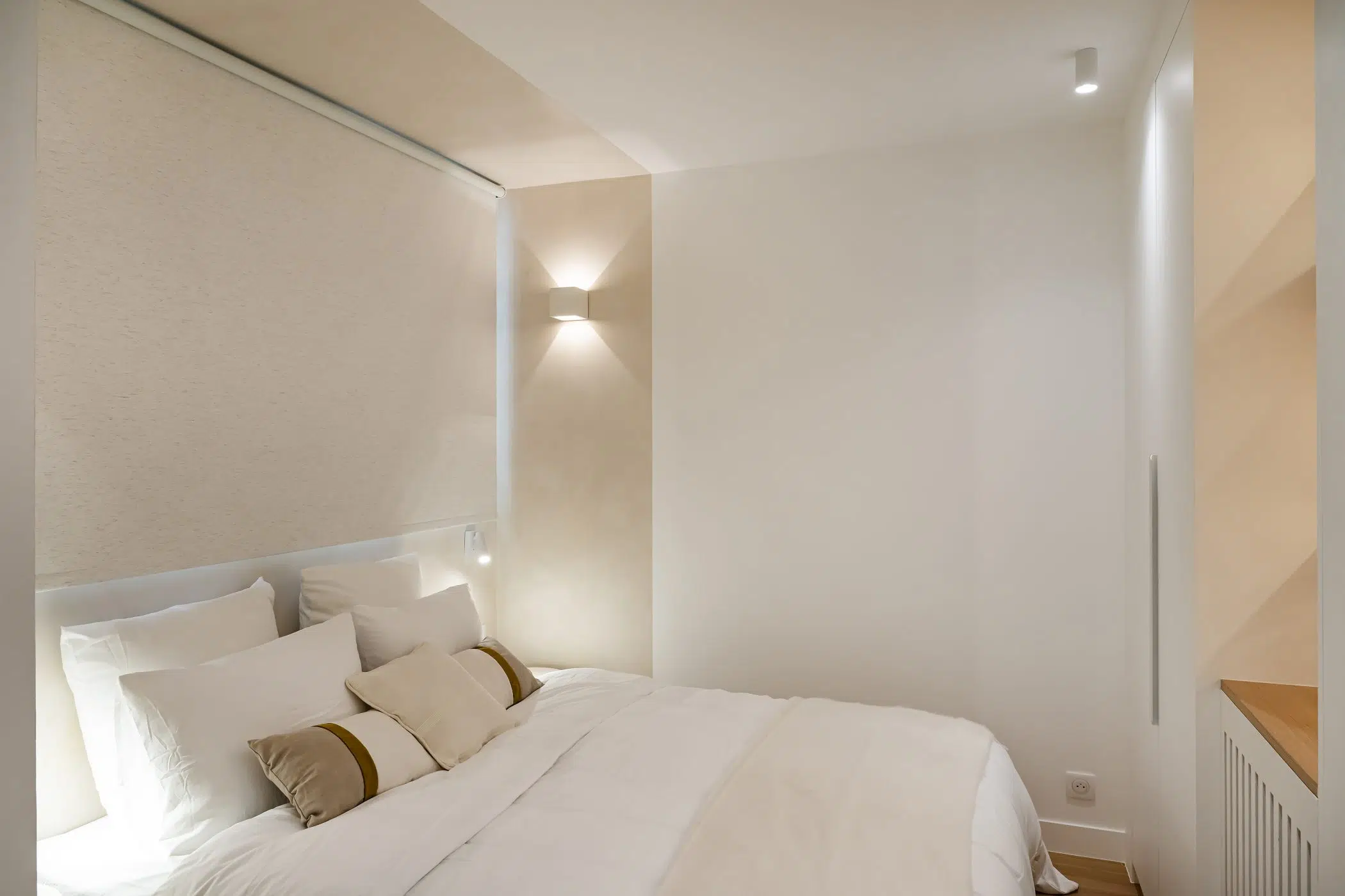 chambre rénovation appartement 28m2 avec jardin près de Paris décoration contemporaine beige Photo : © Julien Pépy chambre rénovation appartement 28m2 avec jardin près de Paris décoration contemporaine beige Photo : © Julien Pépy