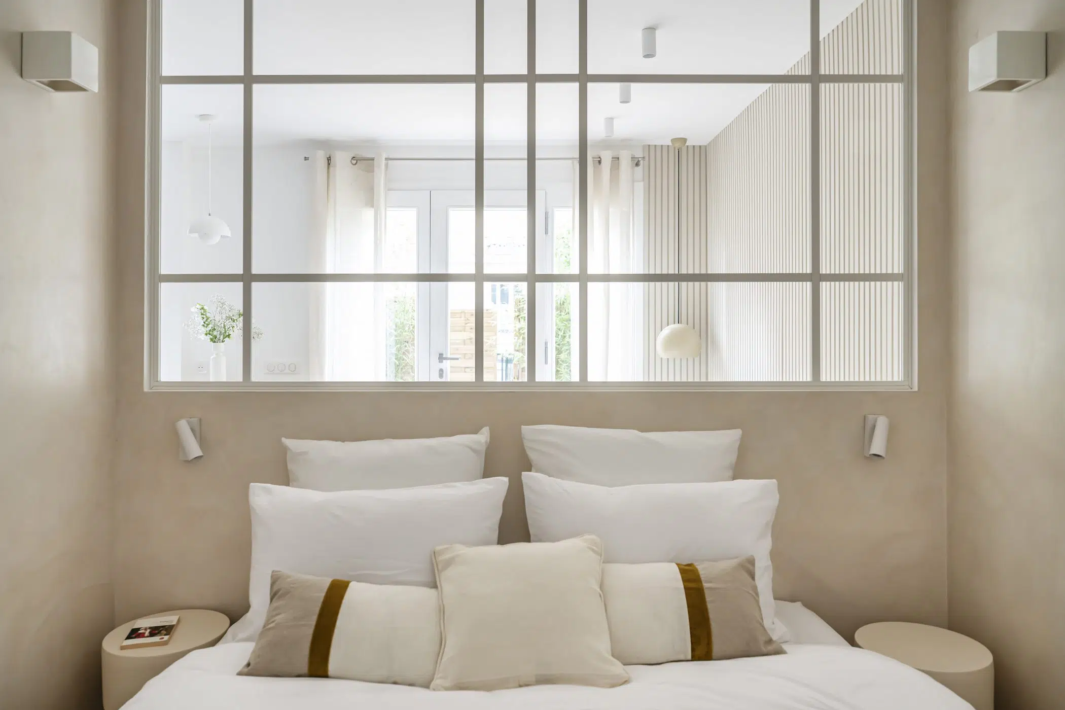 chambre rénovation appartement 28m2 avec jardin près de Paris décoration contemporaine beige Photo : © Julien Pépy chambre rénovation appartement 28m2 avec jardin près de Paris décoration contemporaine beige Photo : © Julien Pépy