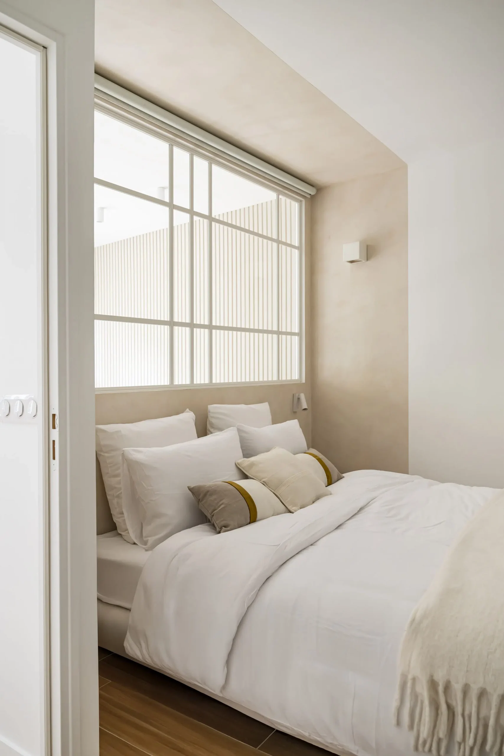 chambre rénovation appartement 28m2 avec jardin près de Paris décoration contemporaine beige Photo : © Julien Pépy chambre rénovation appartement 28m2 avec jardin près de Paris décoration contemporaine beige Photo : © Julien Pépy