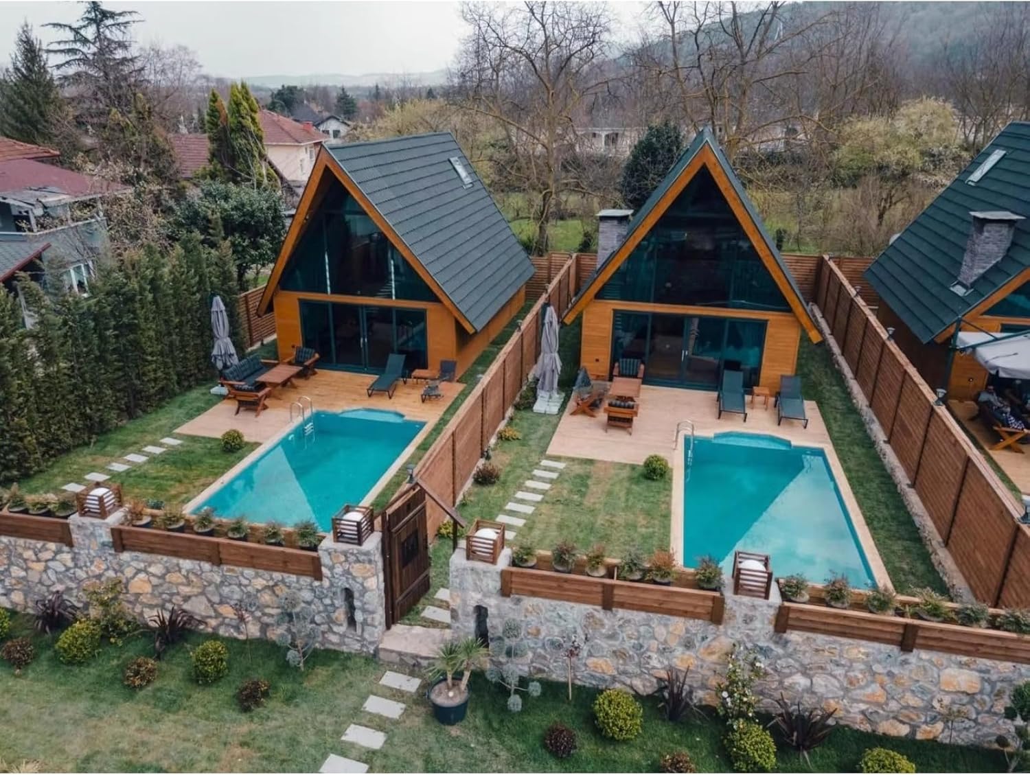 petite maison bois avec piscine