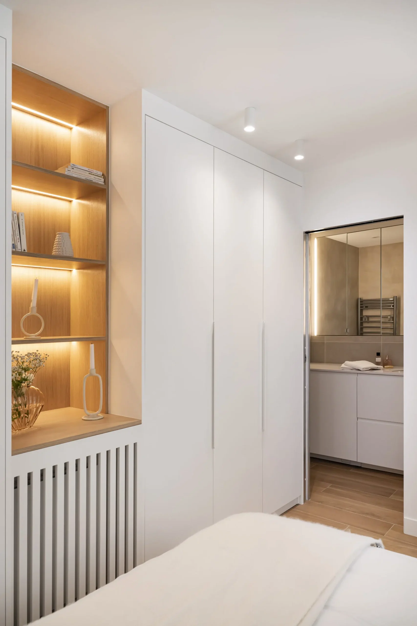 chambre rénovation appartement 28m2 avec jardin près de Paris décoration contemporaine beige Photo : © Julien Pépy chambre rénovation appartement 28m2 avec jardin près de Paris décoration contemporaine beige Photo : © Julien Pépy