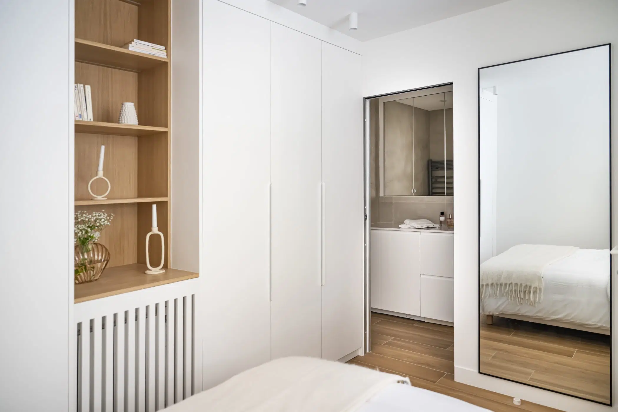 chambre rénovation appartement 28m2 avec jardin près de Paris décoration contemporaine beige Photo : © Julien Pépy chambre rénovation appartement 28m2 avec jardin près de Paris décoration contemporaine beige Photo : © Julien Pépy