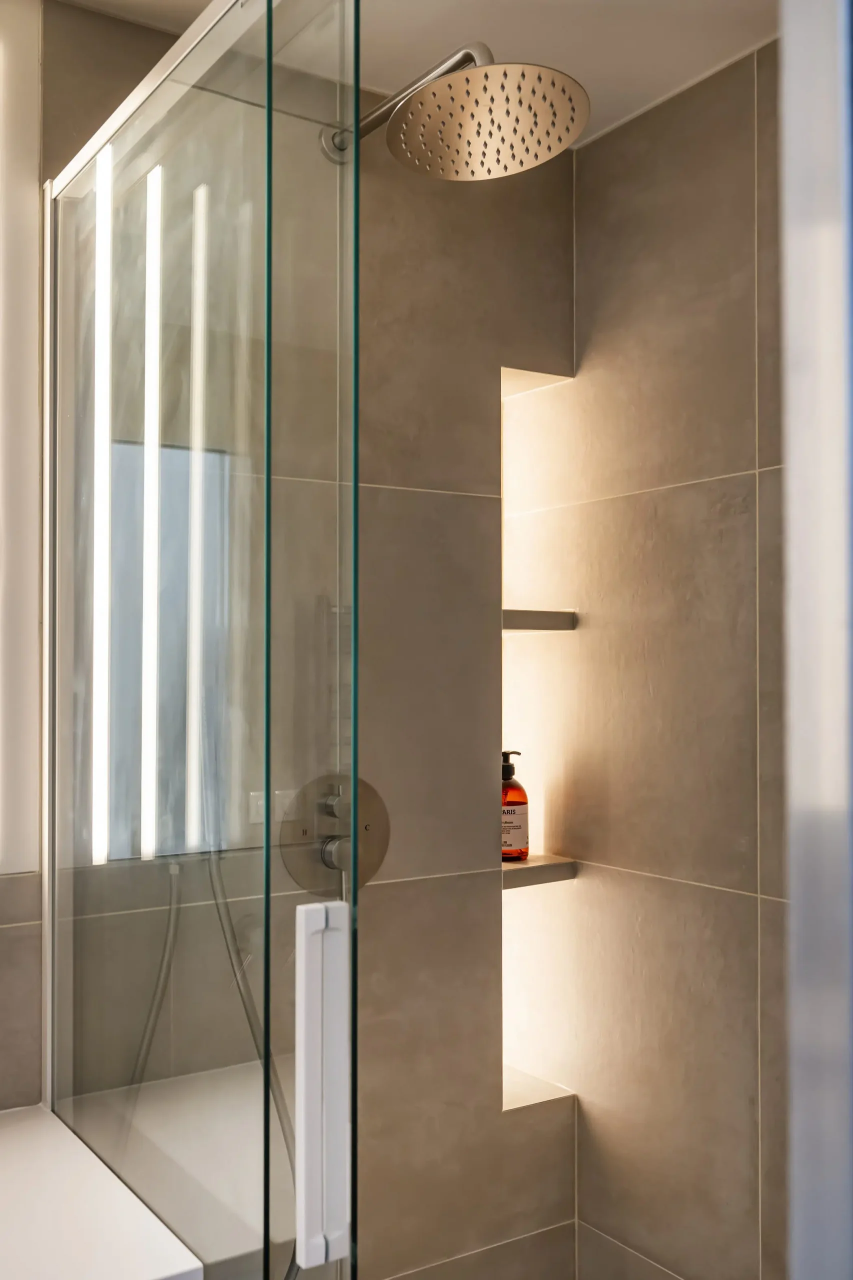 salle de bain rénovation appartement 28m2 avec jardin près de Paris décoration contemporaine beige Photo : © Julien Pépy salle de bain rénovation appartement 28m2 avec jardin près de Paris décoration contemporaine beige Photo : © Julien Pépy