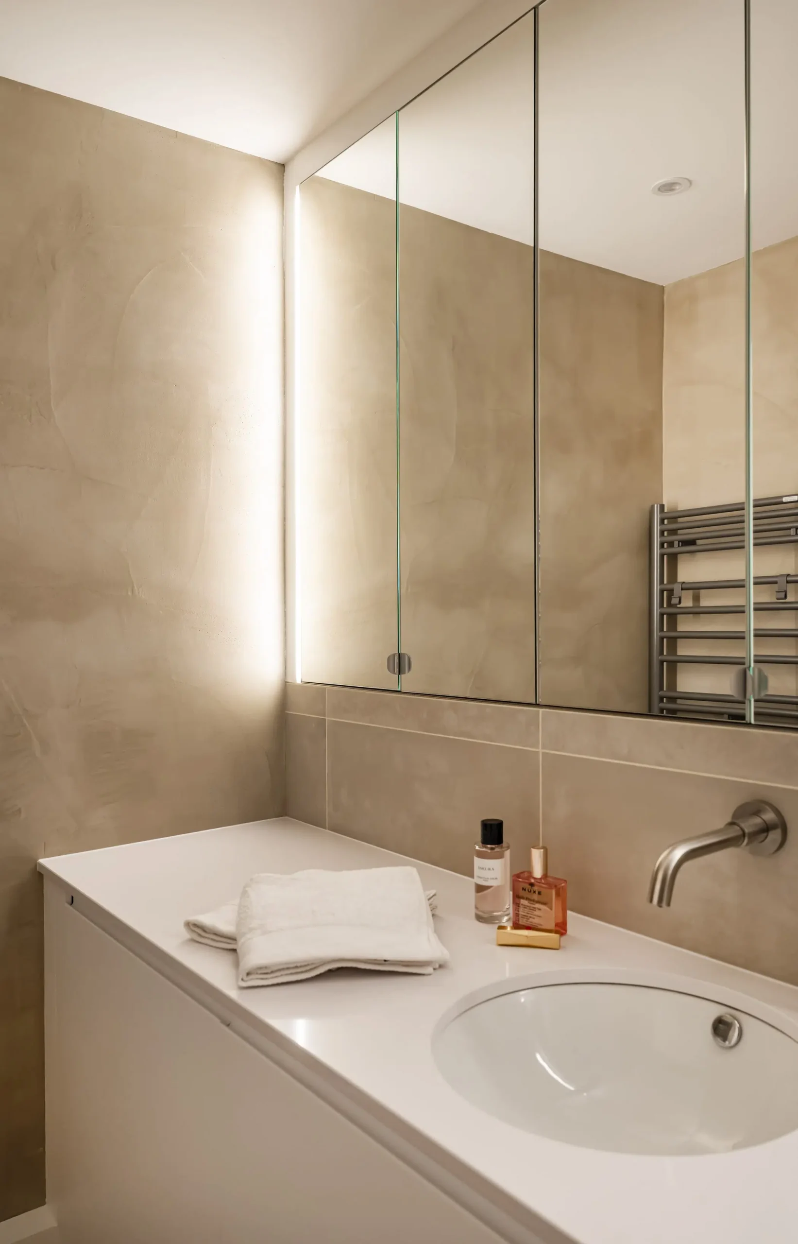 salle de bain rénovation appartement 28m2 avec jardin près de Paris décoration contemporaine beige Photo : © Julien Pépy salle de bain rénovation appartement 28m2 avec jardin près de Paris décoration contemporaine beige Photo : © Julien Pépy