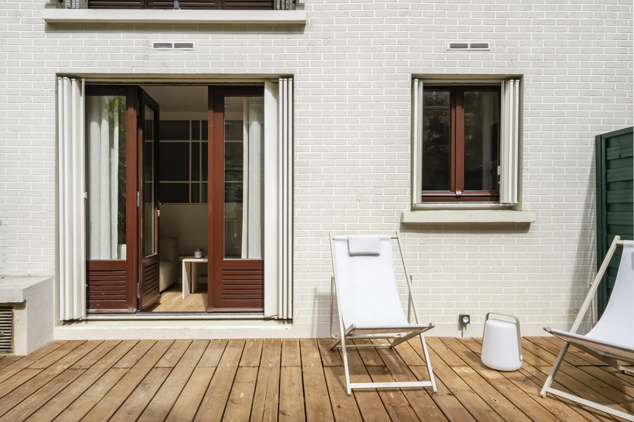 terrasse appartement 28m2 avec jardin près de Paris décoration contemporaine beige Photo : © Julien Pépy terrasse appartement 28m2 avec jardin près de Paris décoration contemporaine beige Photo : © Julien Pépy