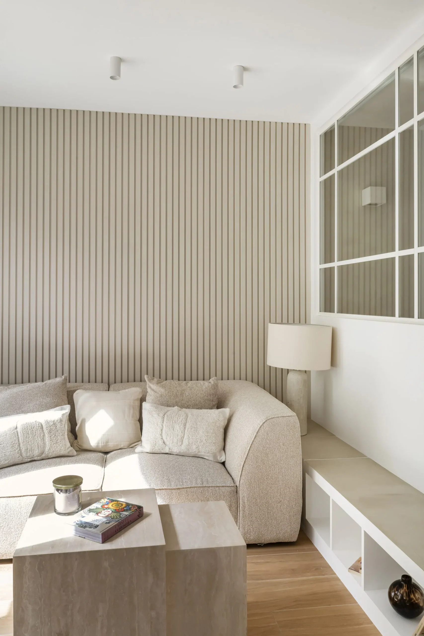 salon avec verrière rénovation appartement 28m2 avec jardin près de Paris décoration contemporaine beige Photo : © Julien Pépy salon avec verrière rénovation appartement 28m2 avec jardin près de Paris décoration contemporaine beige Photo : © Julien Pépy