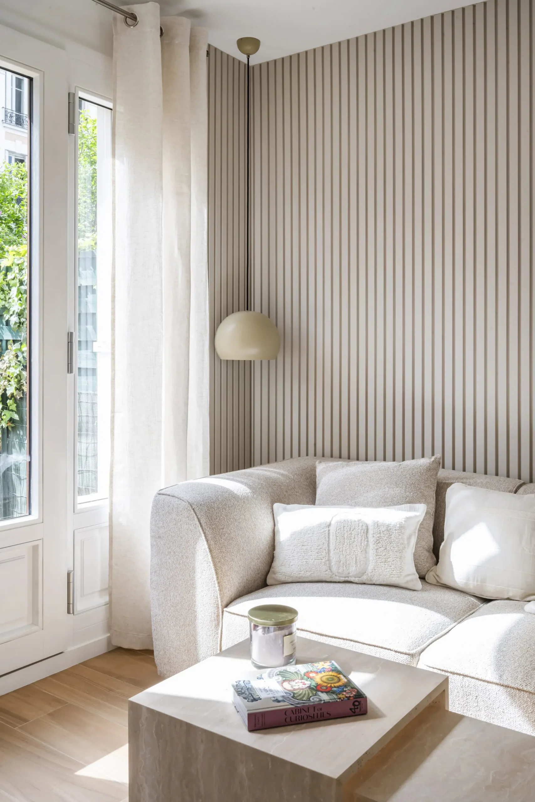 salon rénovation appartement 28m2 avec jardin près de Paris décoration contemporaine beige Photo : © Julien Pépy salon rénovation appartement 28m2 avec jardin près de Paris décoration contemporaine beige Photo : © Julien Pépy